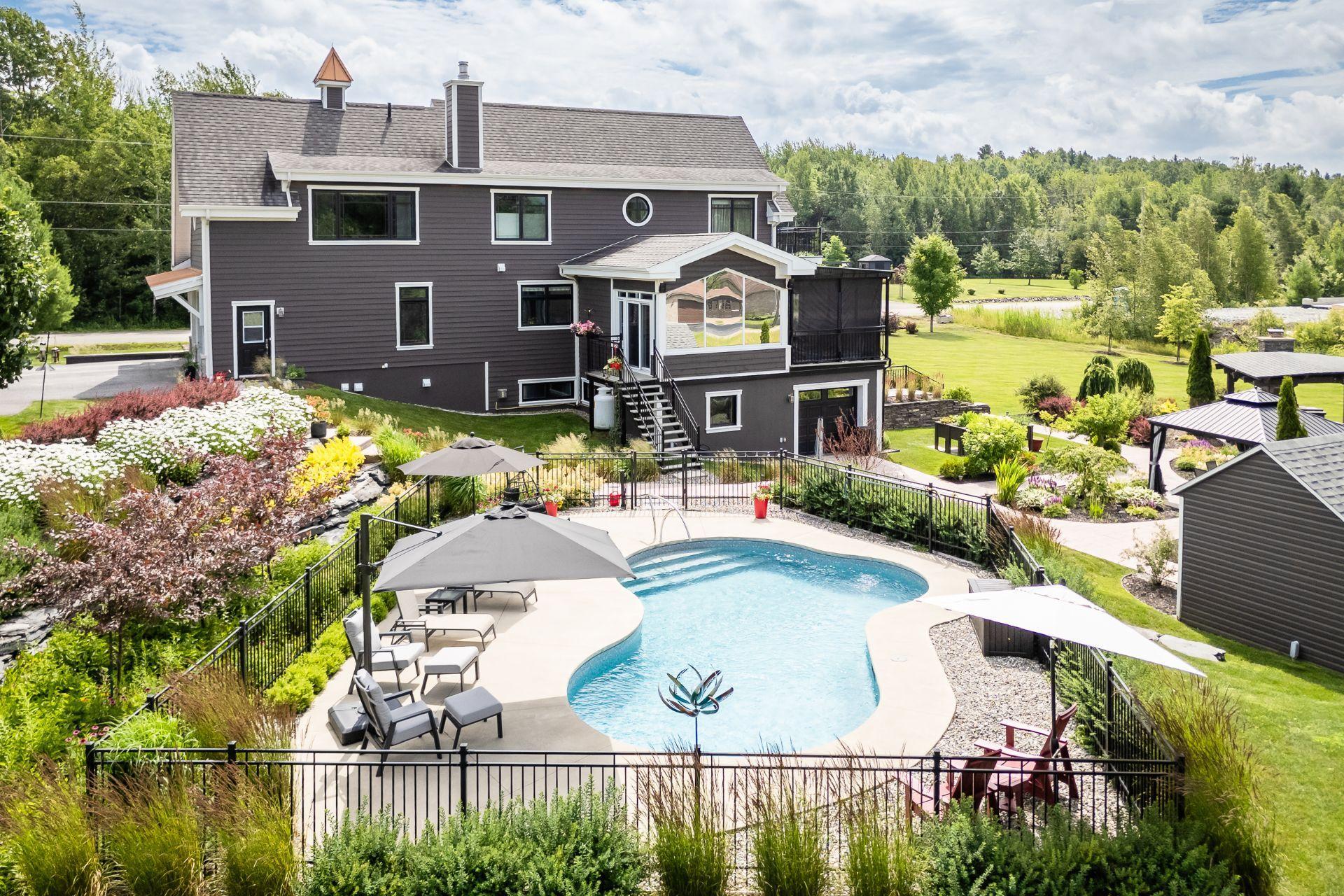 









262


Rue du Pic-du-Lynx

,
Magog,




QC
J1X0E5

