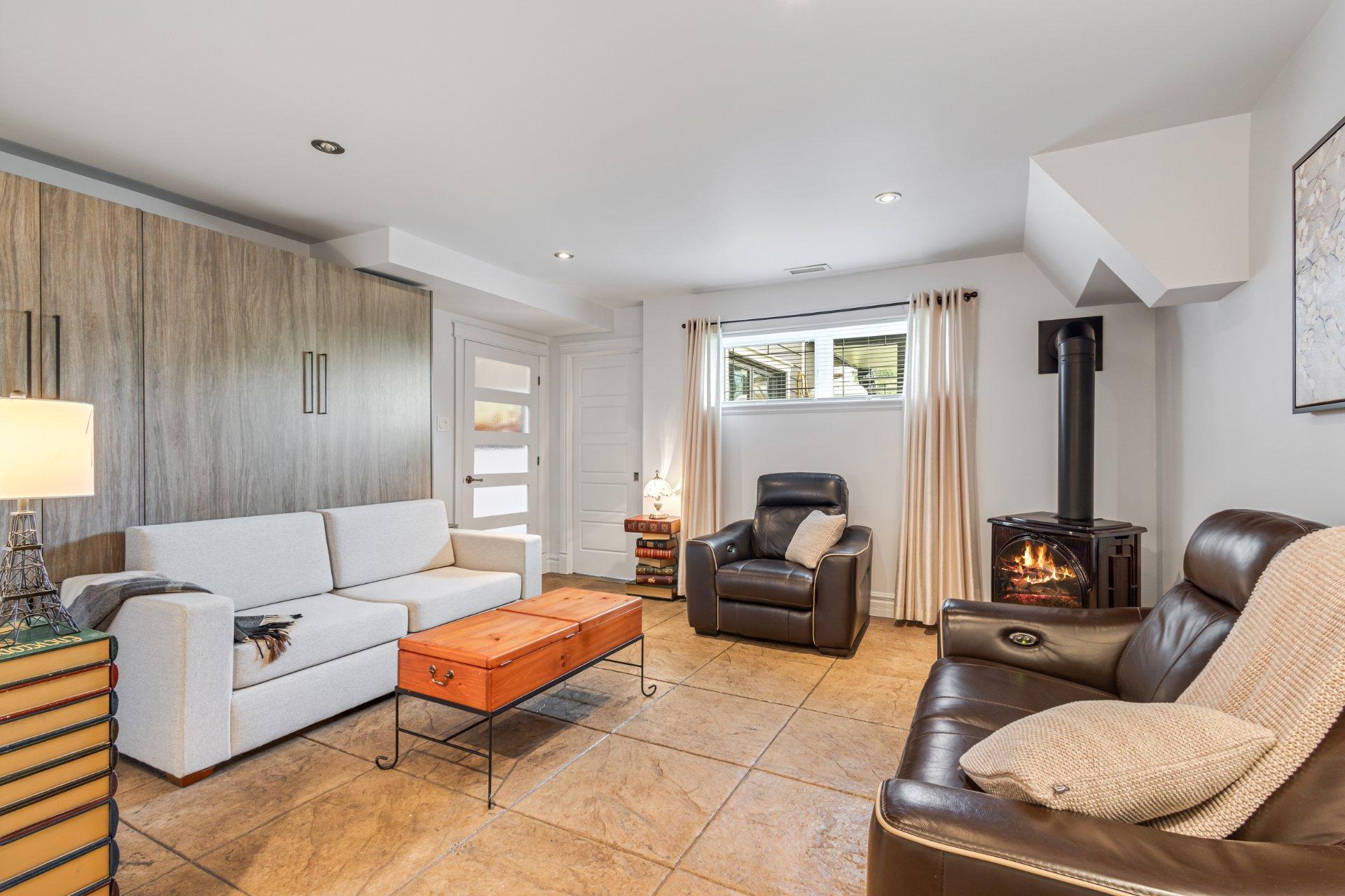 









262


Rue du Pic-du-Lynx

,
Magog,




QC
J1X0E5

