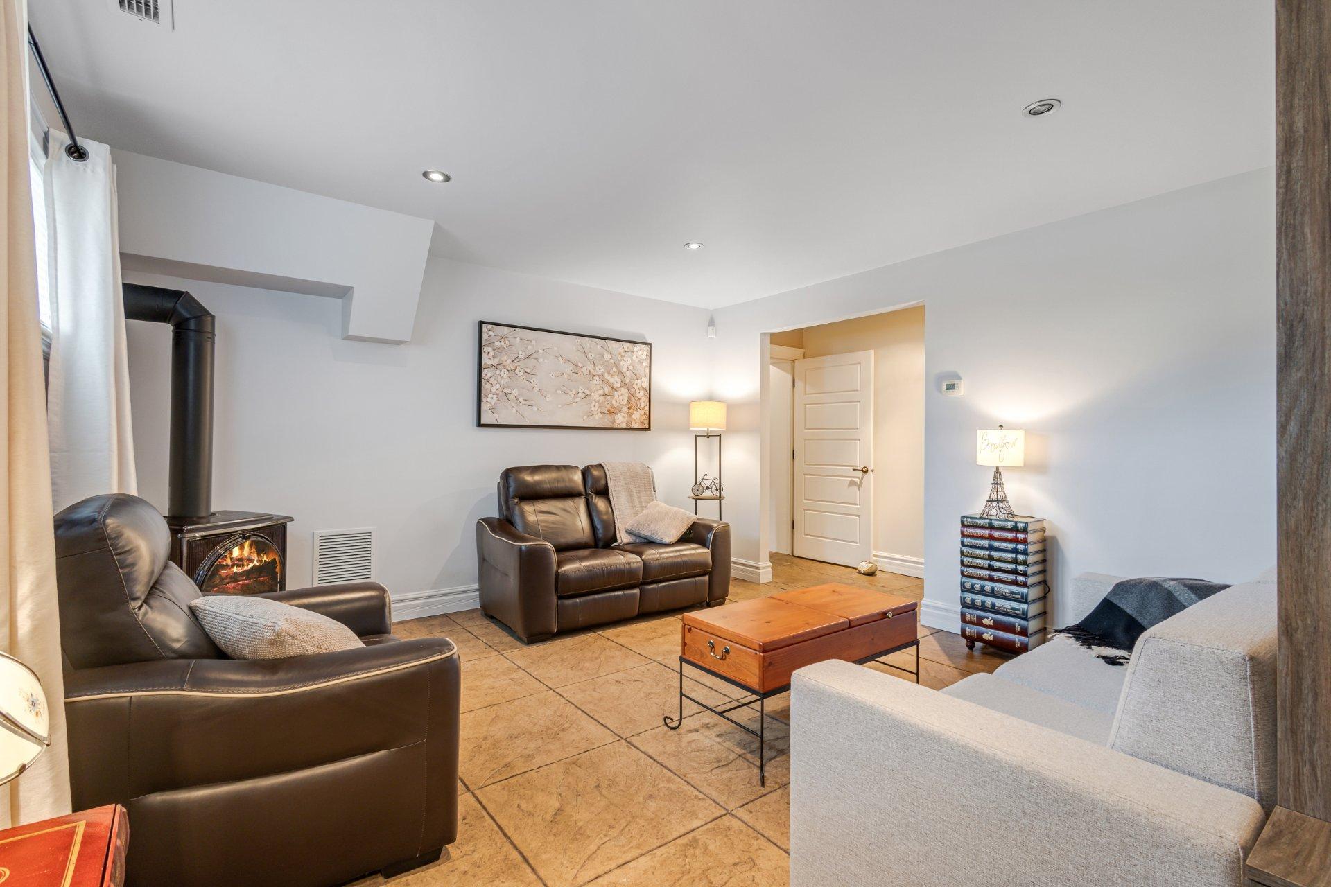 









262


Rue du Pic-du-Lynx

,
Magog,




QC
J1X0E5

