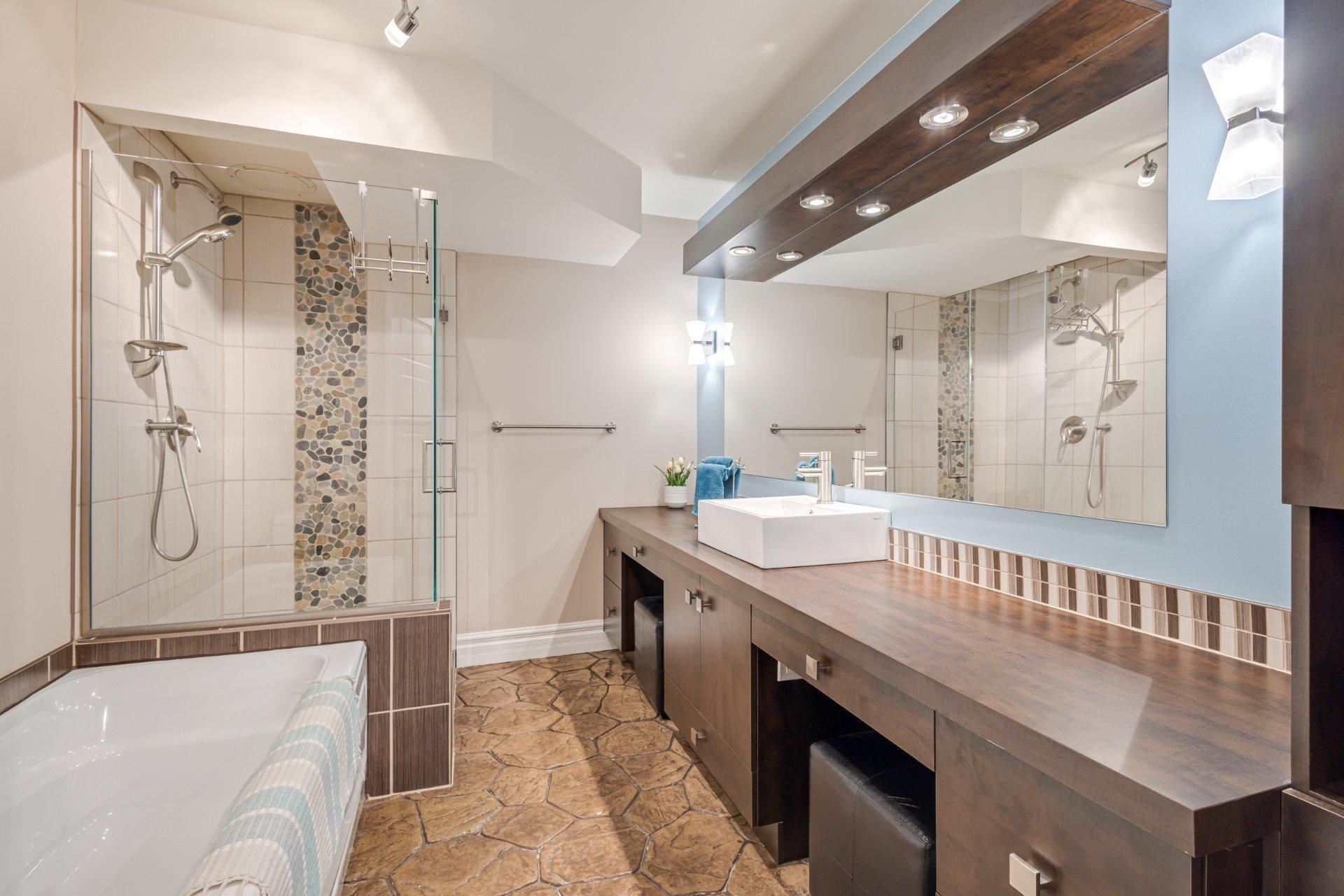 









262


Rue du Pic-du-Lynx

,
Magog,




QC
J1X0E5

