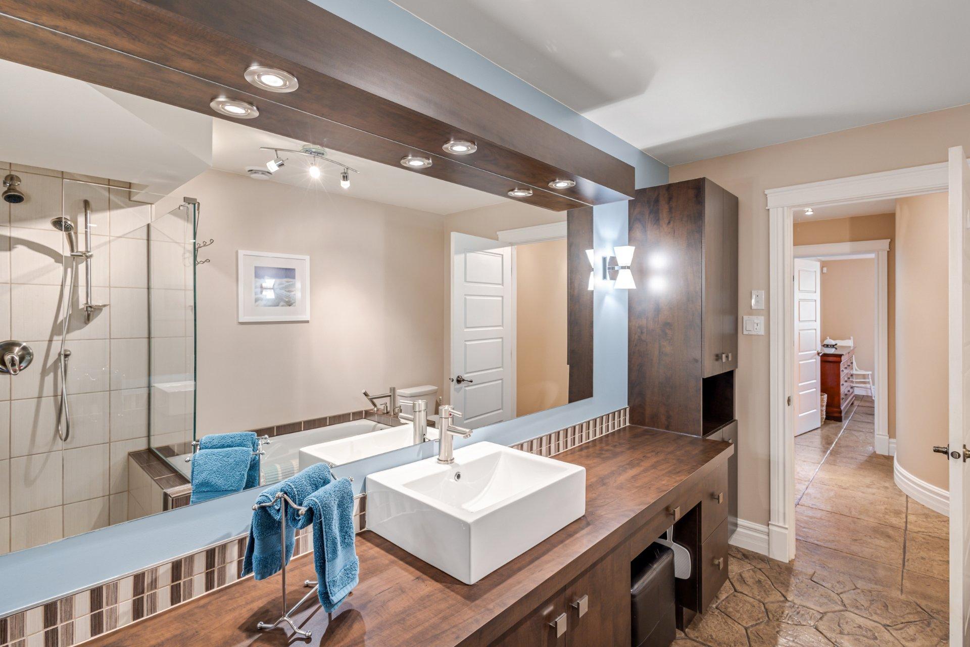 









262


Rue du Pic-du-Lynx

,
Magog,




QC
J1X0E5

