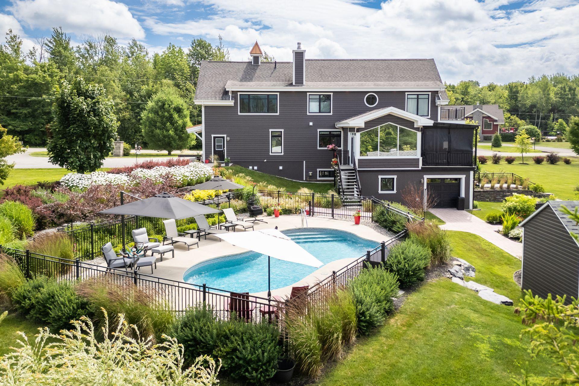 









262


Rue du Pic-du-Lynx

,
Magog,




QC
J1X0E5

