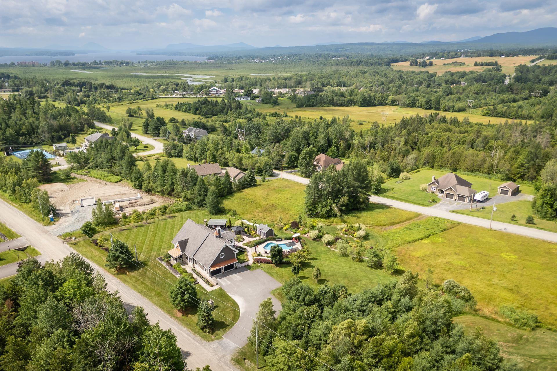 









262


Rue du Pic-du-Lynx

,
Magog,




QC
J1X0E5

