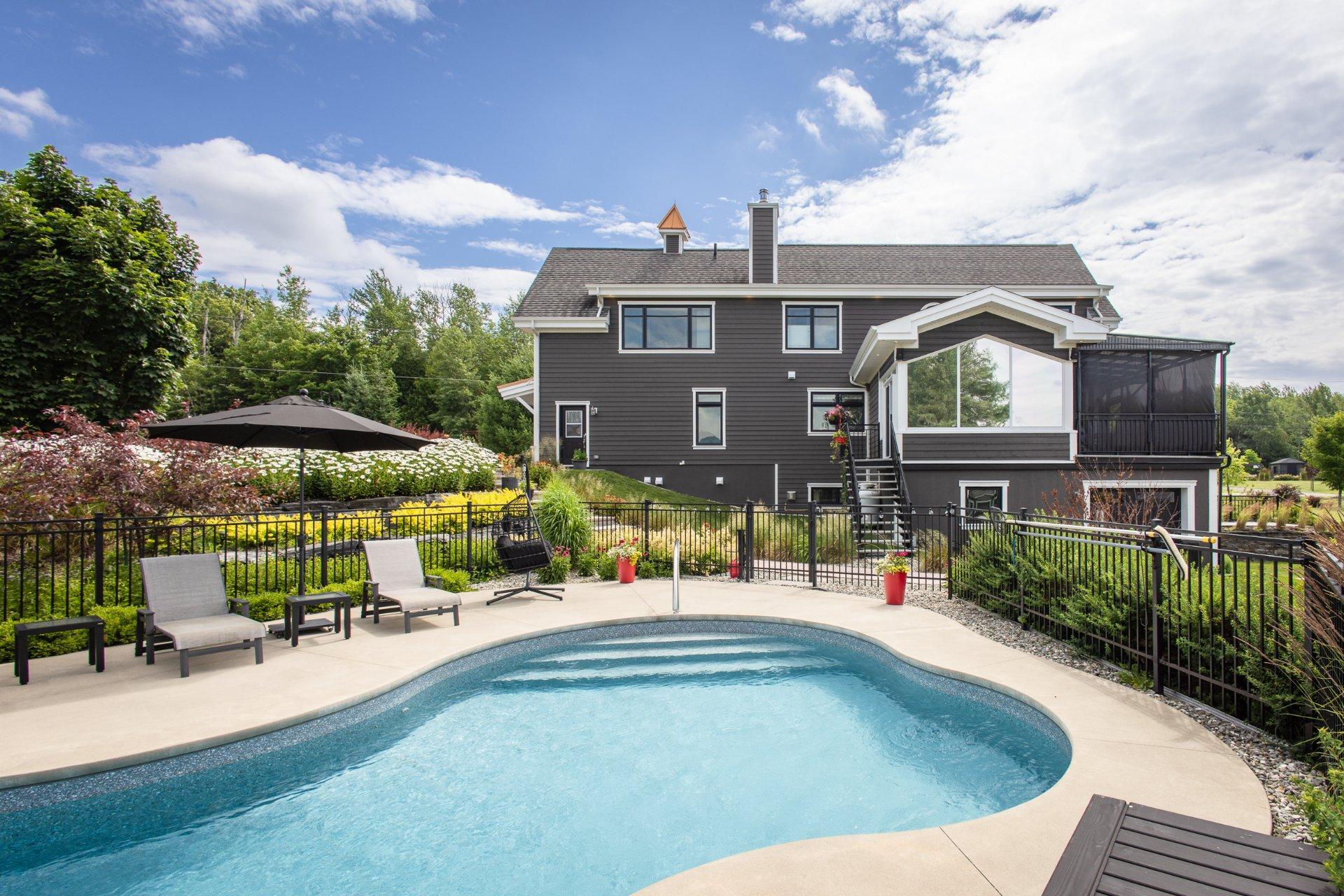 









262


Rue du Pic-du-Lynx

,
Magog,




QC
J1X0E5


