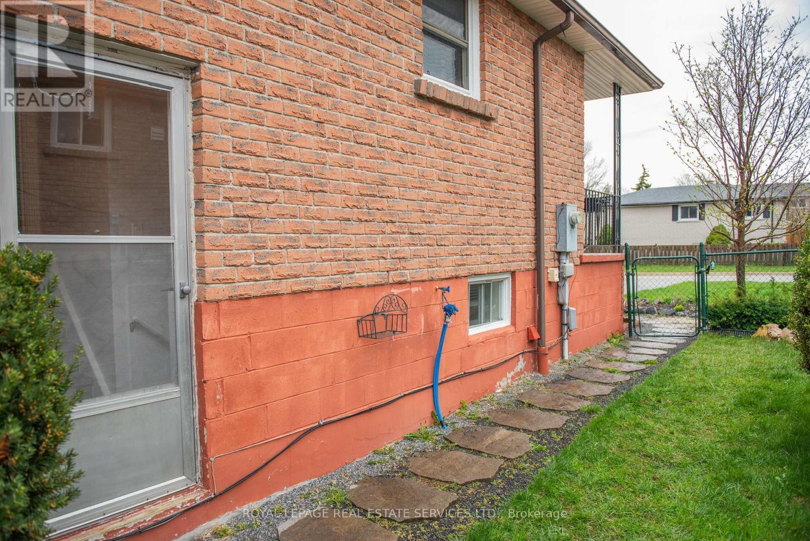












LOWER LEVEL - 5 MAPLE COURT

,
Bradford West Gwillimbury,




Ontario
L3Z2C2

