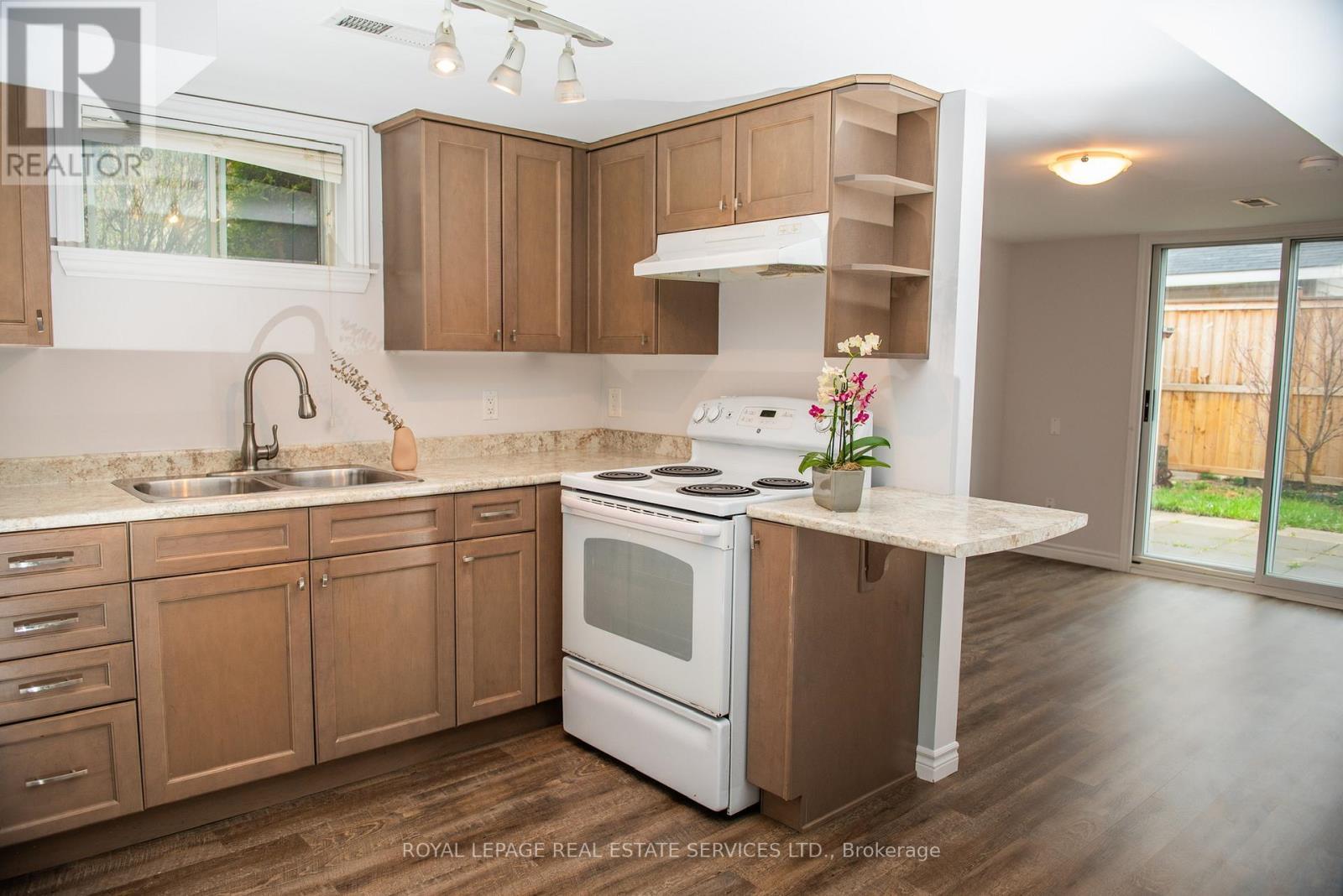 












LOWER LEVEL - 5 MAPLE COURT

,
Bradford West Gwillimbury,




Ontario
L3Z2C2

