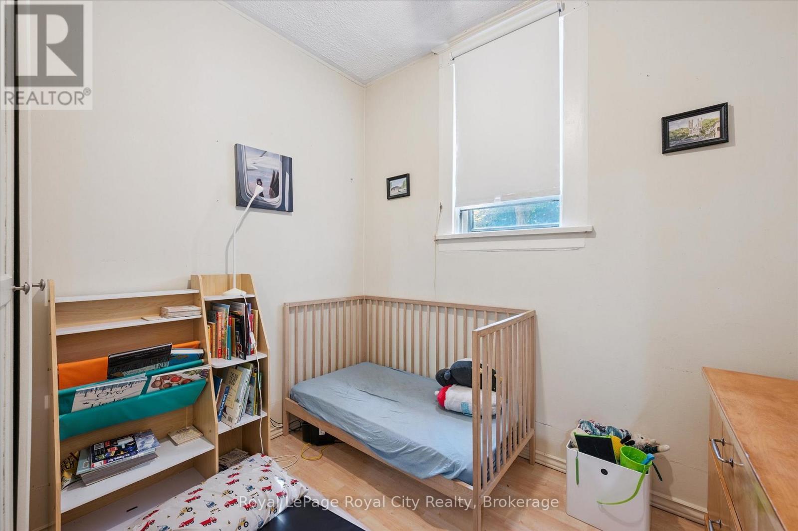












33 ERAMOSA ROAD

,
Guelph (St. George's),




Ontario
N1E2L4

