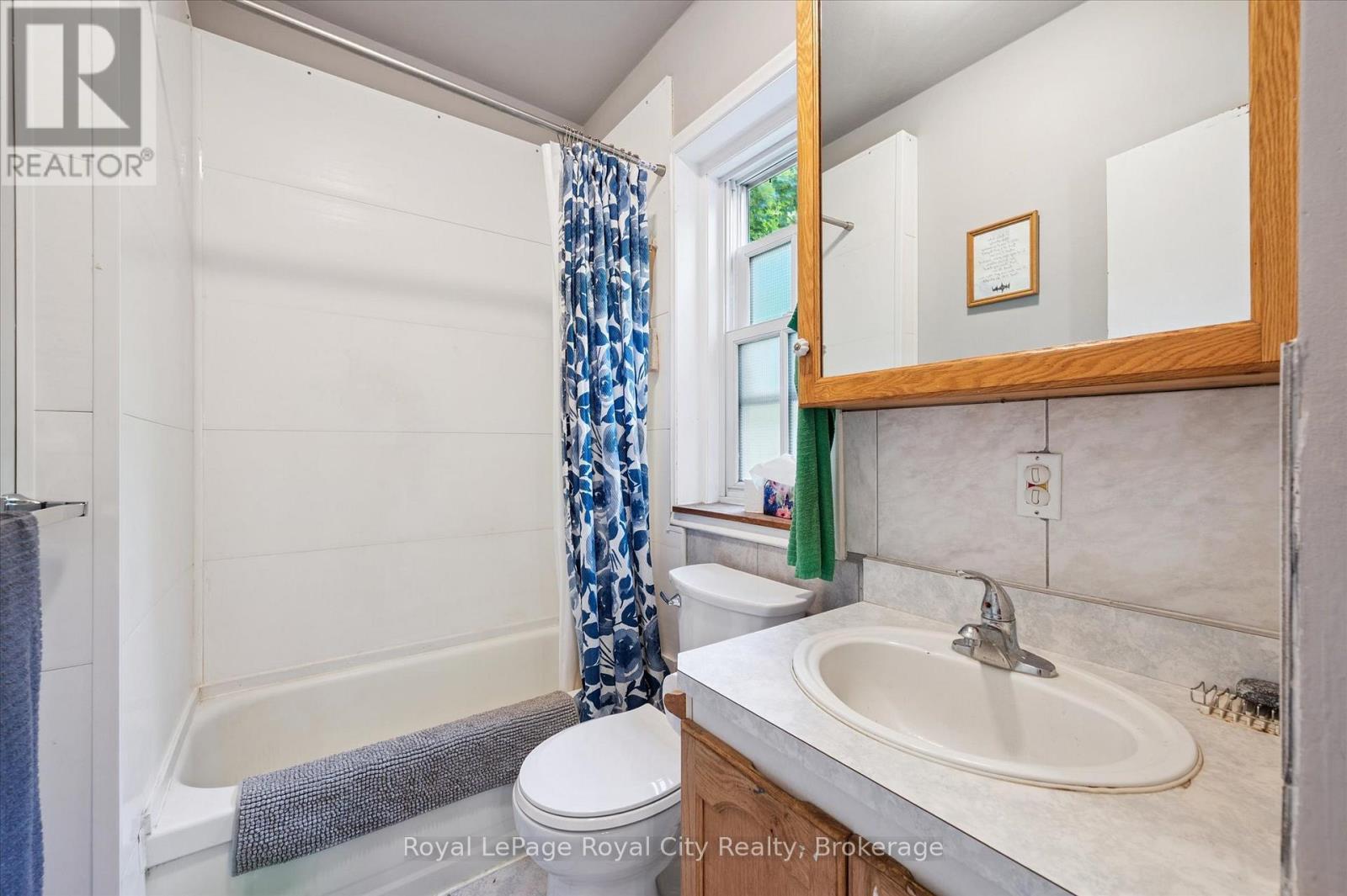 












33 ERAMOSA ROAD

,
Guelph (St. George's),




Ontario
N1E2L4

