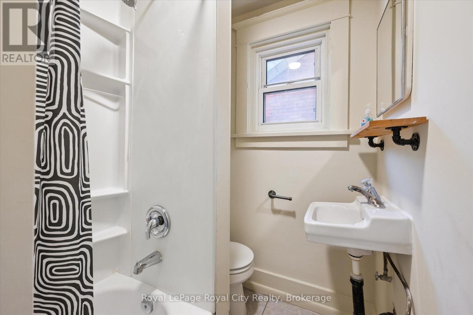 












33 ERAMOSA ROAD

,
Guelph (St. George's),




Ontario
N1E2L4

