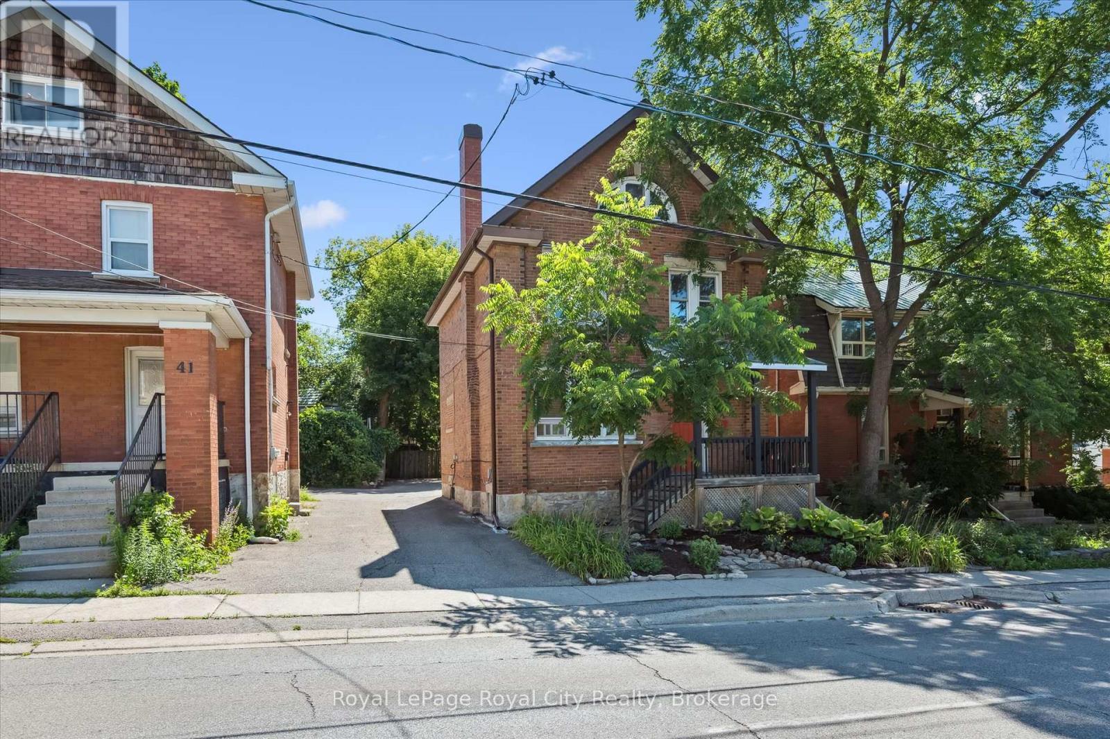 












33 ERAMOSA ROAD

,
Guelph (St. George's),




Ontario
N1E2L4


