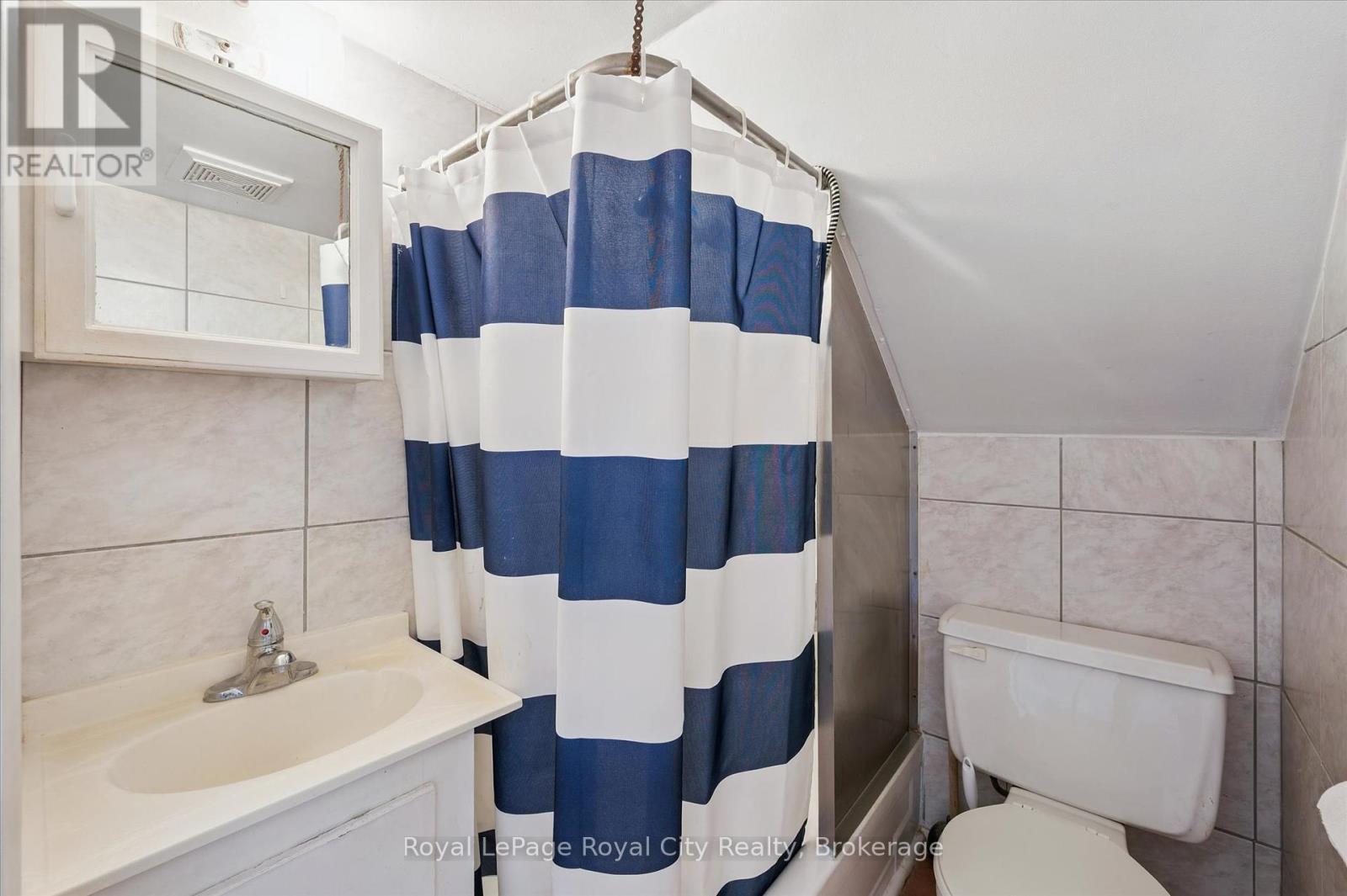 












33 ERAMOSA ROAD

,
Guelph (St. George's),




Ontario
N1E2L4


