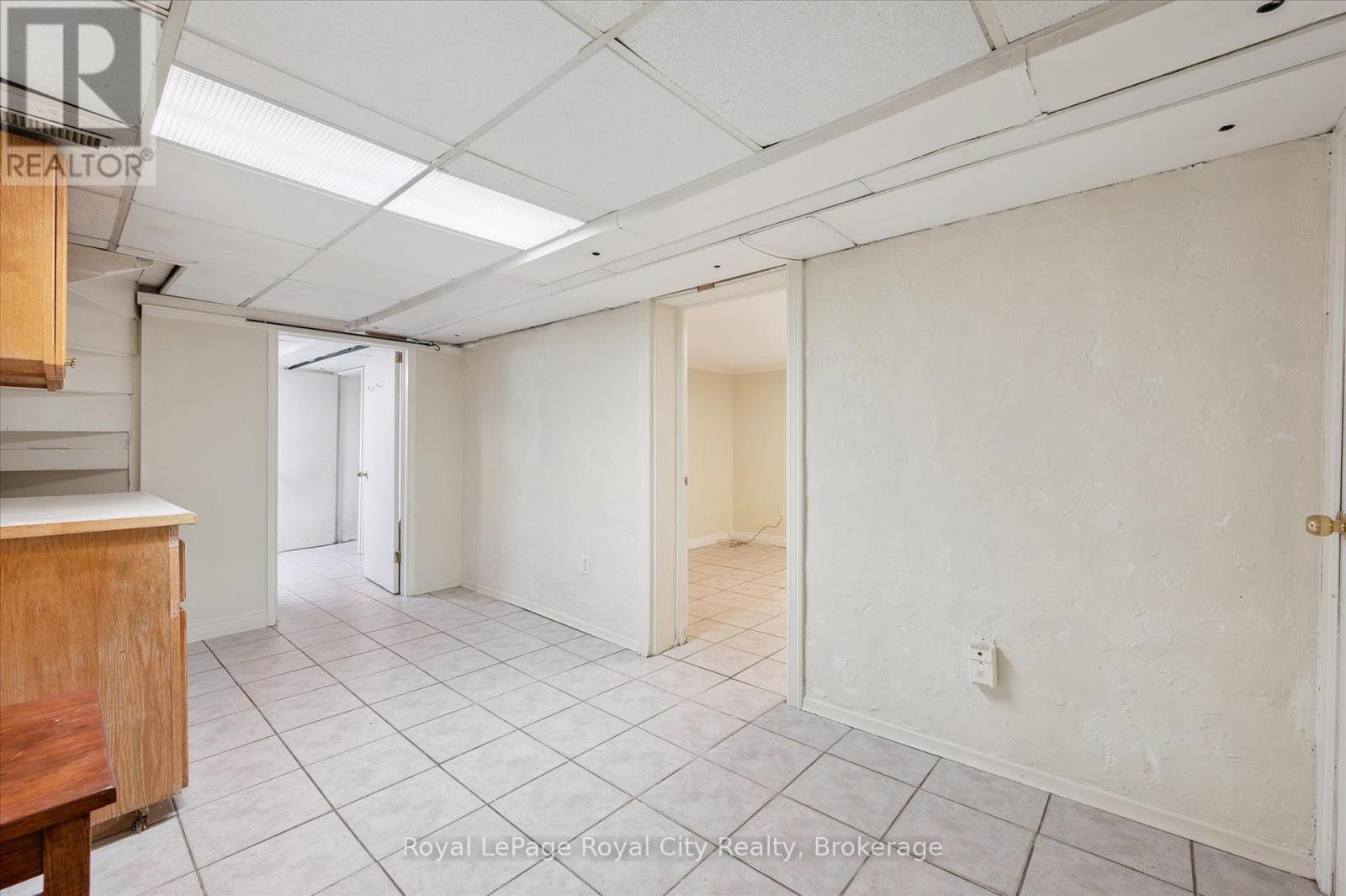 












33 ERAMOSA ROAD

,
Guelph (St. George's),




Ontario
N1E2L4

