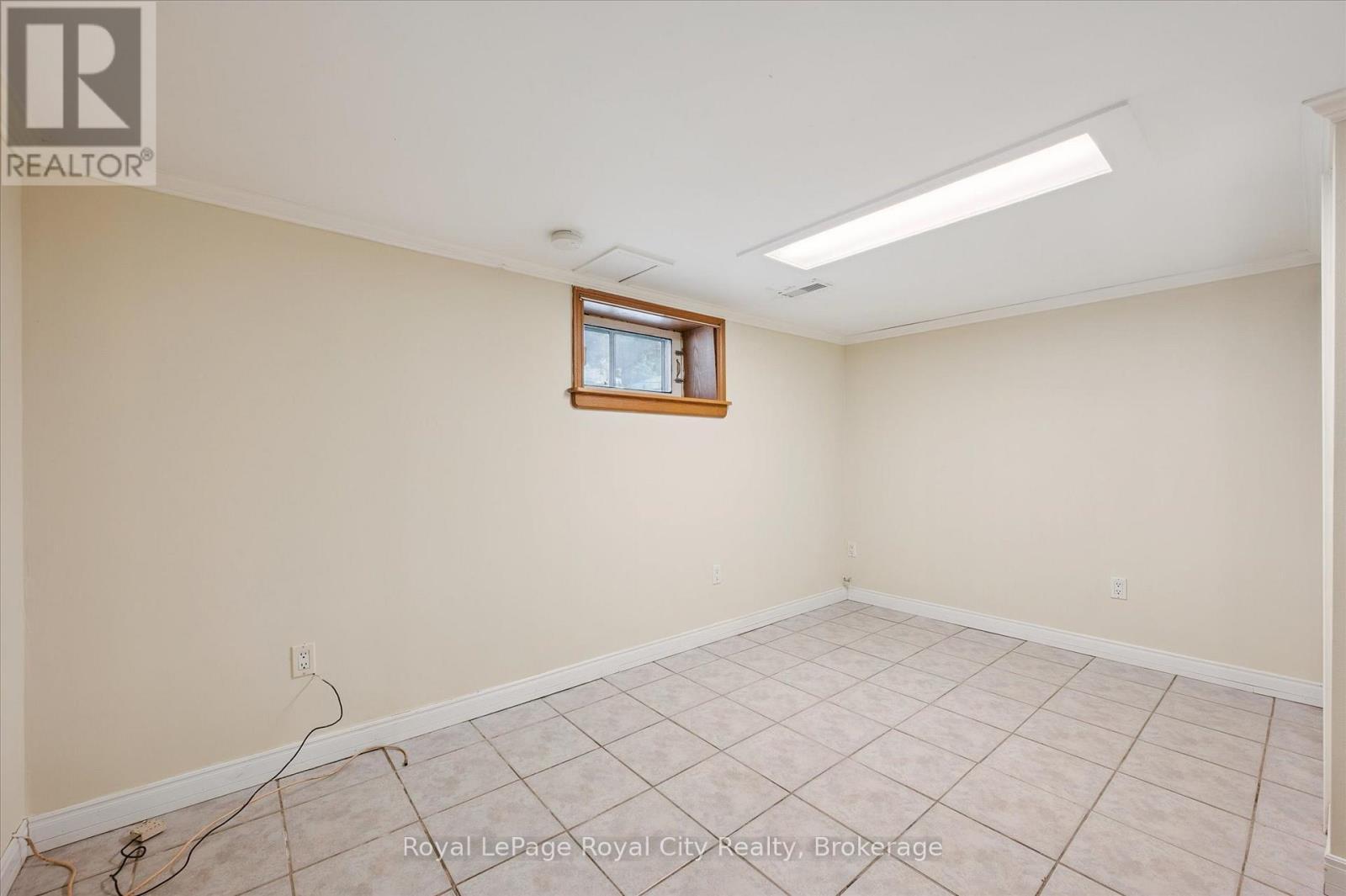 












33 ERAMOSA ROAD

,
Guelph (St. George's),




Ontario
N1E2L4

