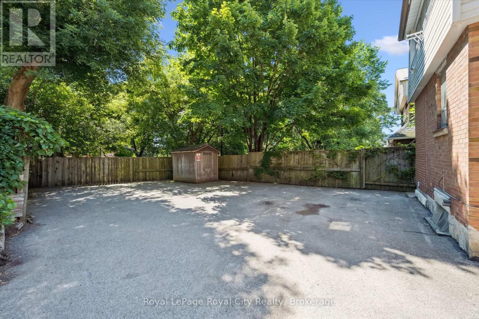 












33 ERAMOSA ROAD

,
Guelph (St. George's),




Ontario
N1E2L4

