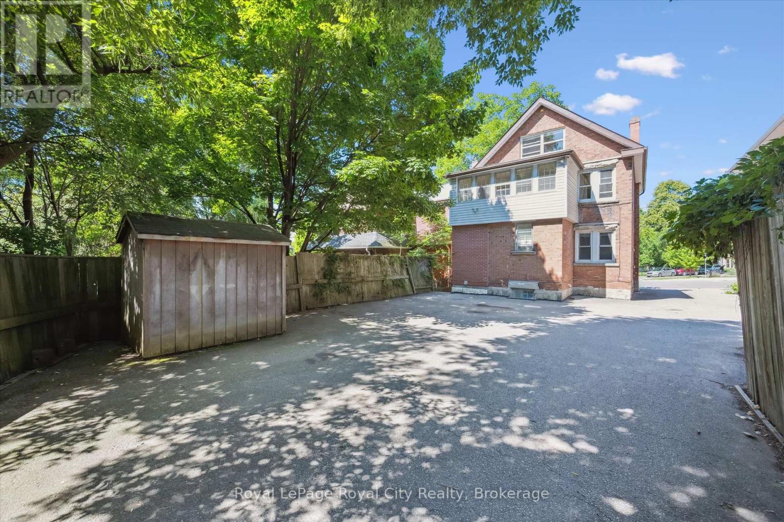 












33 ERAMOSA ROAD

,
Guelph (St. George's),




Ontario
N1E2L4

