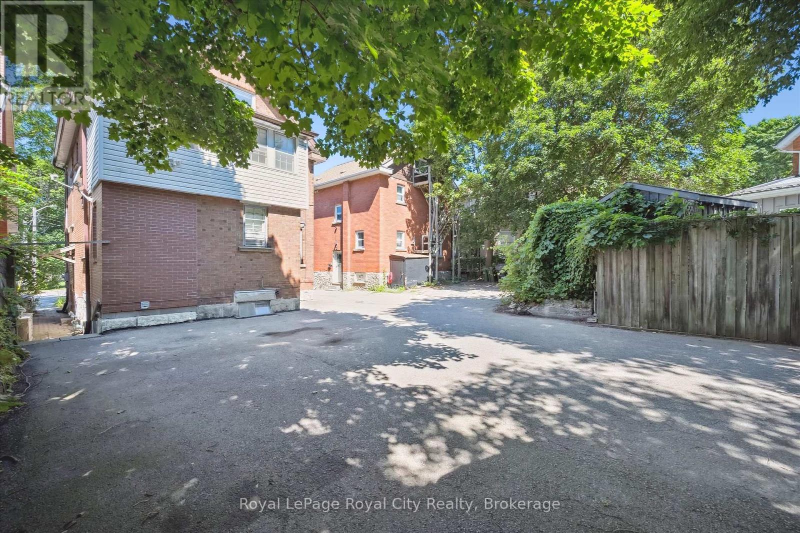 












33 ERAMOSA ROAD

,
Guelph (St. George's),




Ontario
N1E2L4

