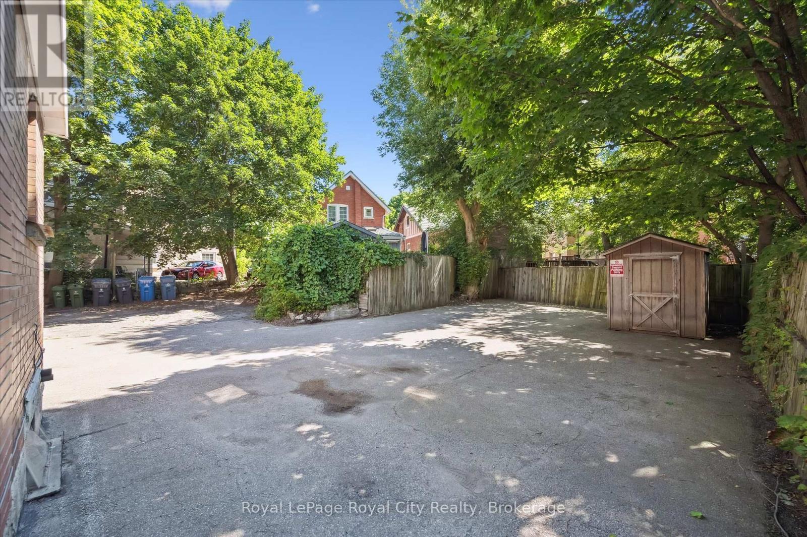 












33 ERAMOSA ROAD

,
Guelph (St. George's),




Ontario
N1E2L4

