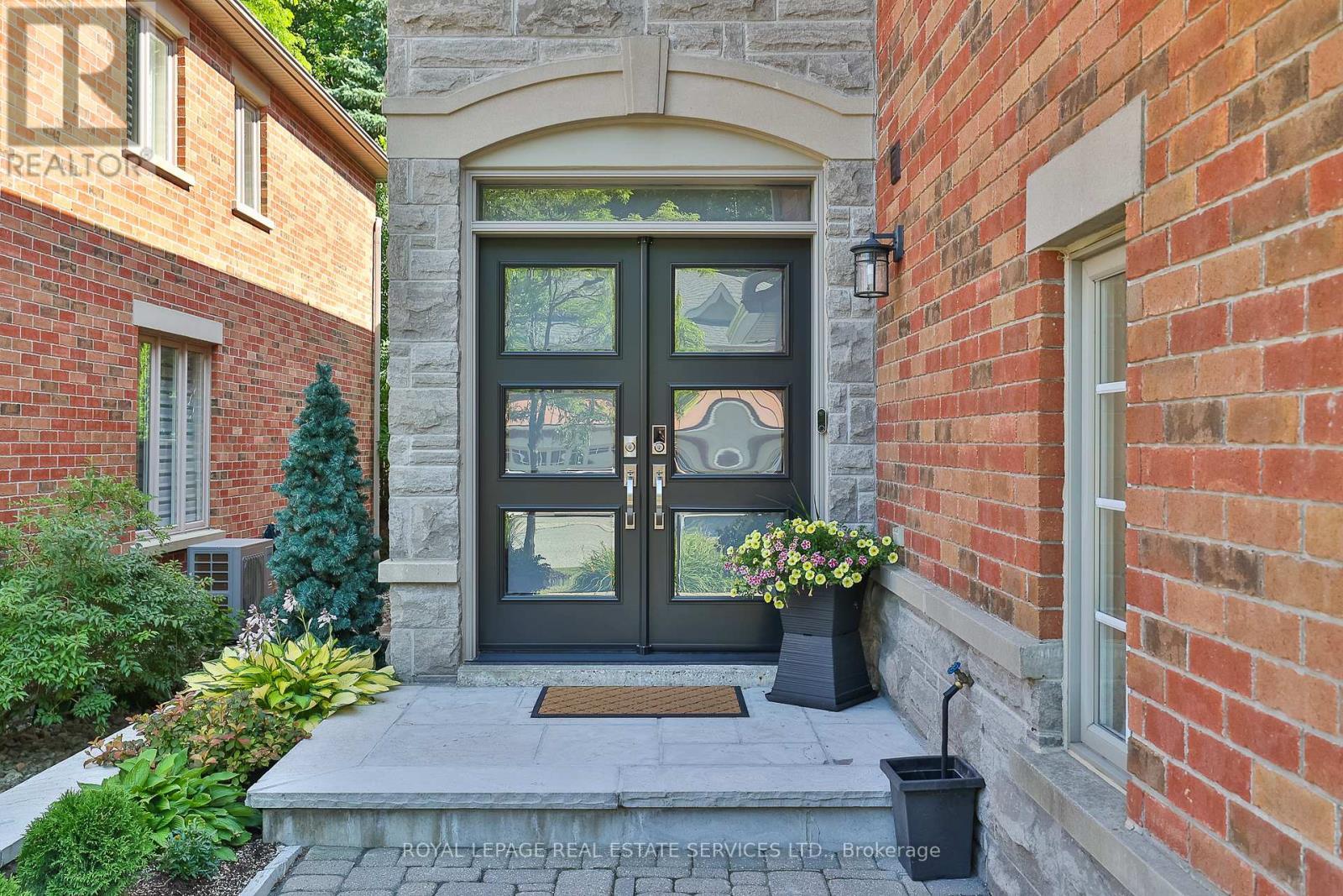 












116 WESTBURY COURT

,
Richmond Hill,




Ontario
L4S2L3

