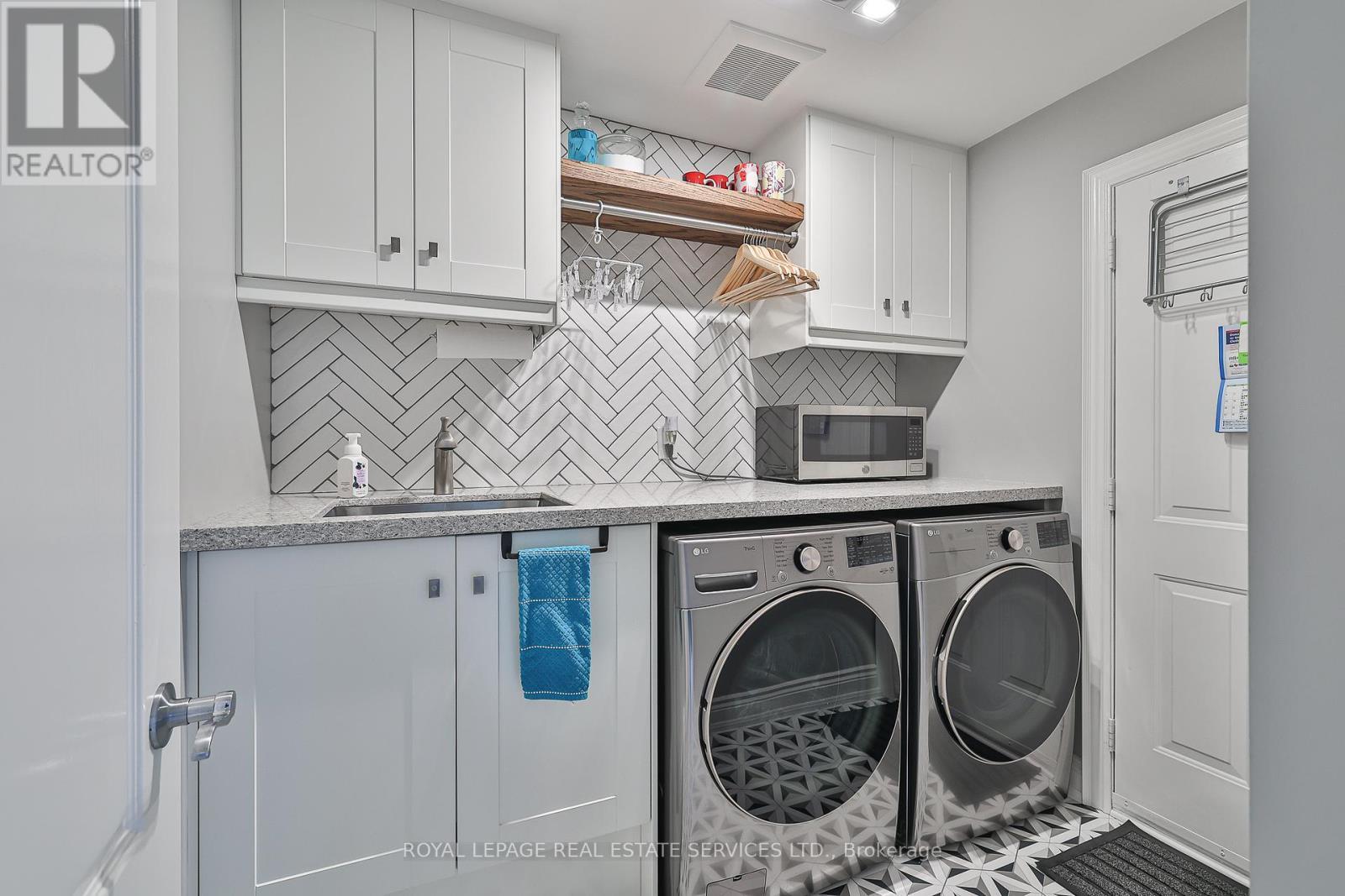 












116 WESTBURY COURT

,
Richmond Hill,




Ontario
L4S2L3

