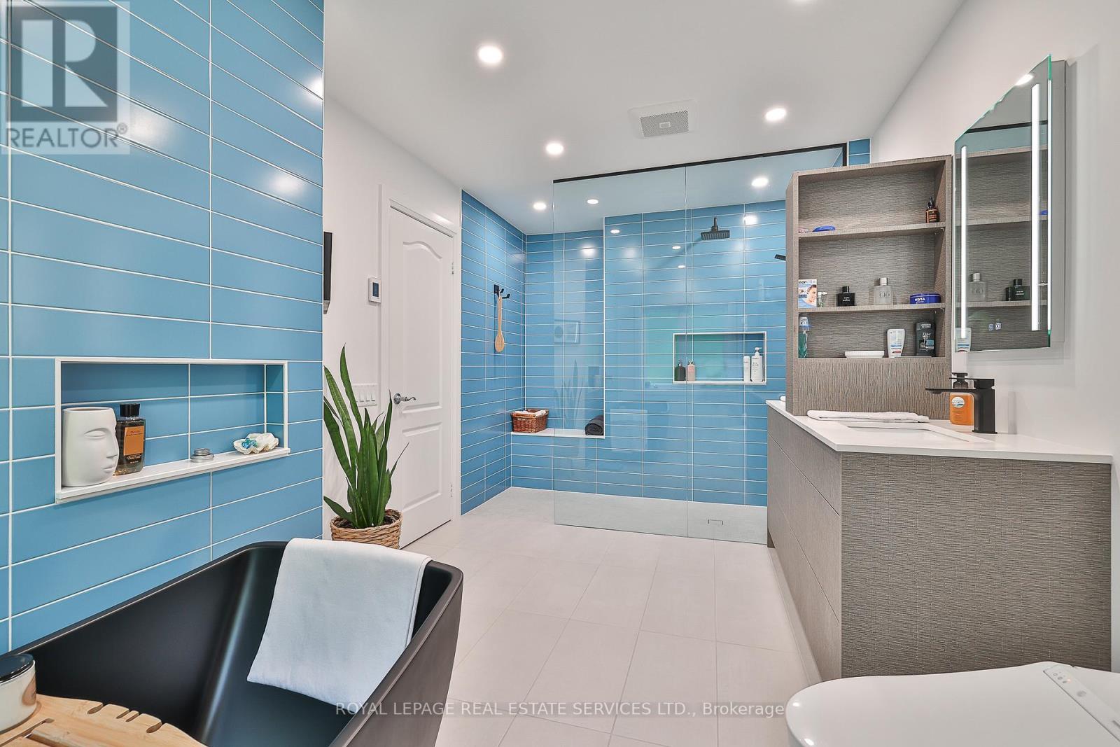 












116 WESTBURY COURT

,
Richmond Hill,




Ontario
L4S2L3

