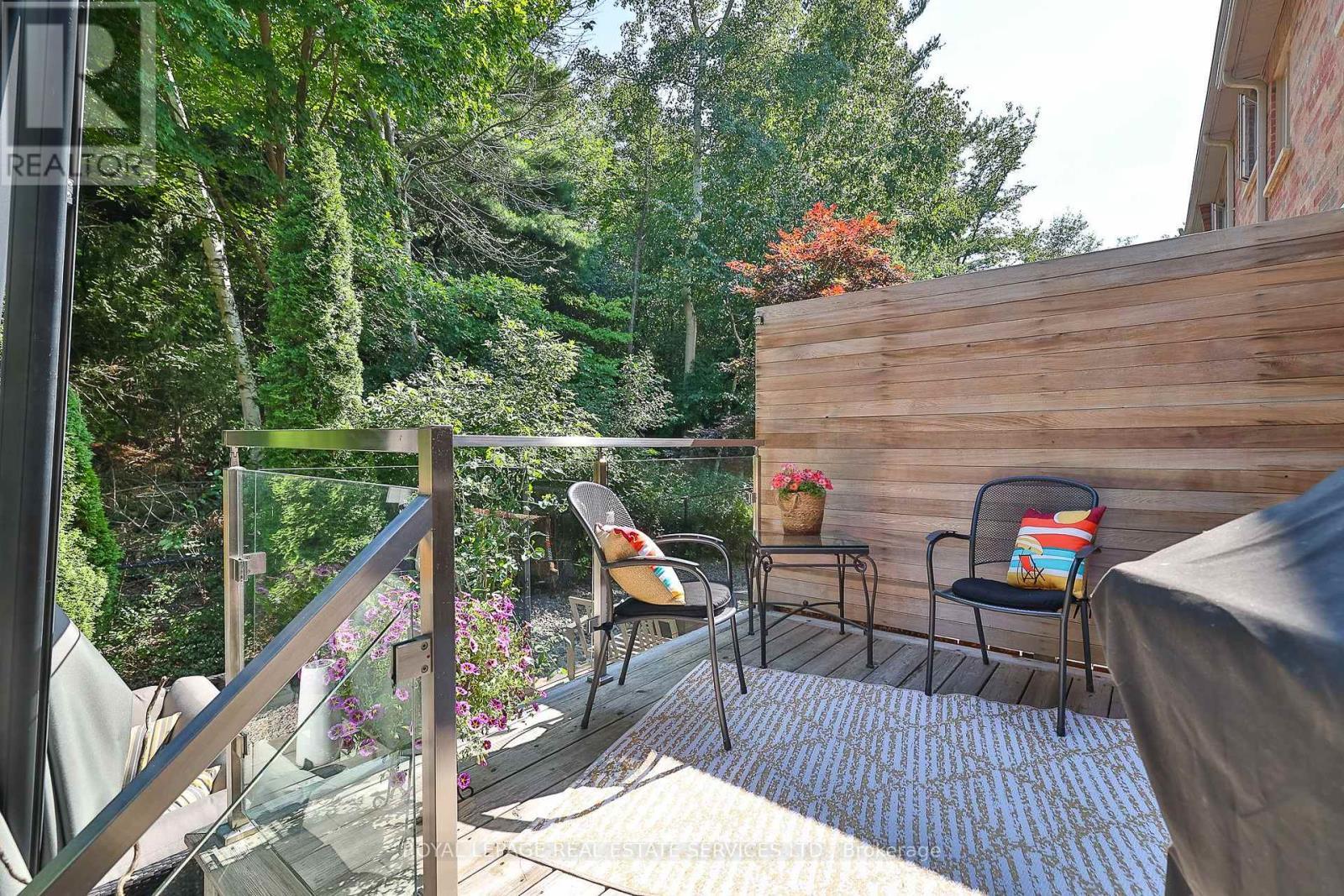 












116 WESTBURY COURT

,
Richmond Hill,




Ontario
L4S2L3

