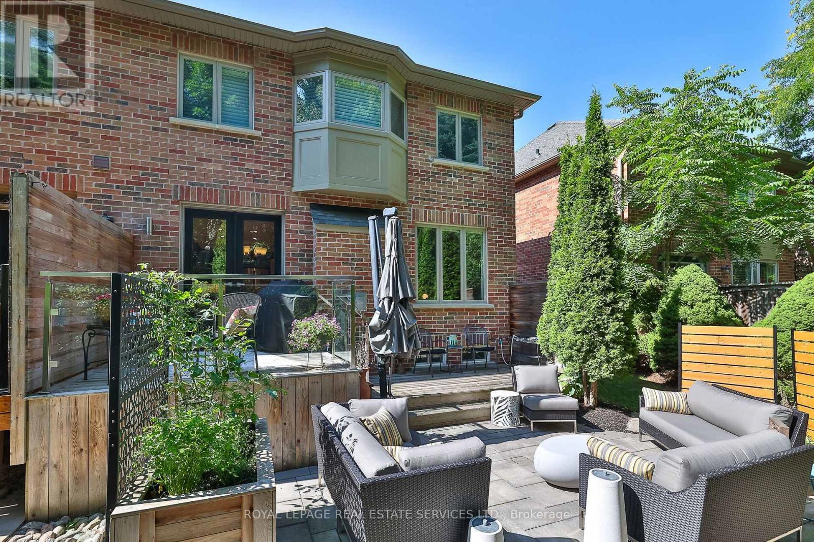 












116 WESTBURY COURT

,
Richmond Hill,




Ontario
L4S2L3

