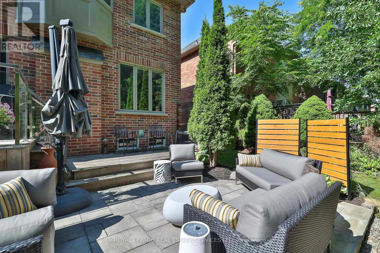 












116 WESTBURY COURT

,
Richmond Hill,




Ontario
L4S2L3

