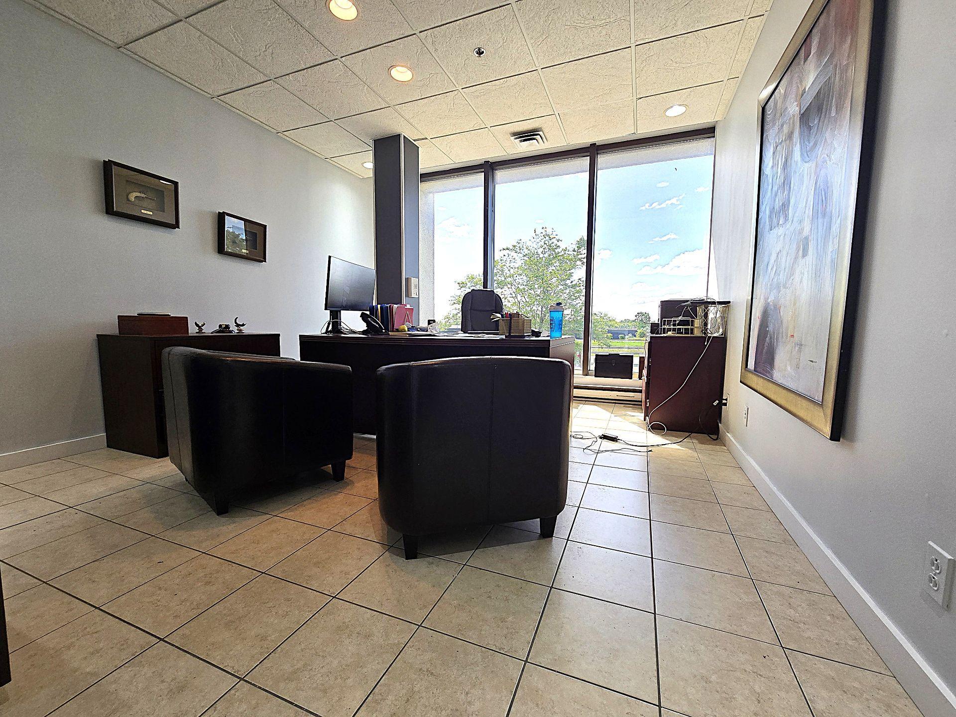 









1641


Desserte Nord Laval (A-440) O.

, B,
Laval (Chomedey),




QC
H7L3W3

