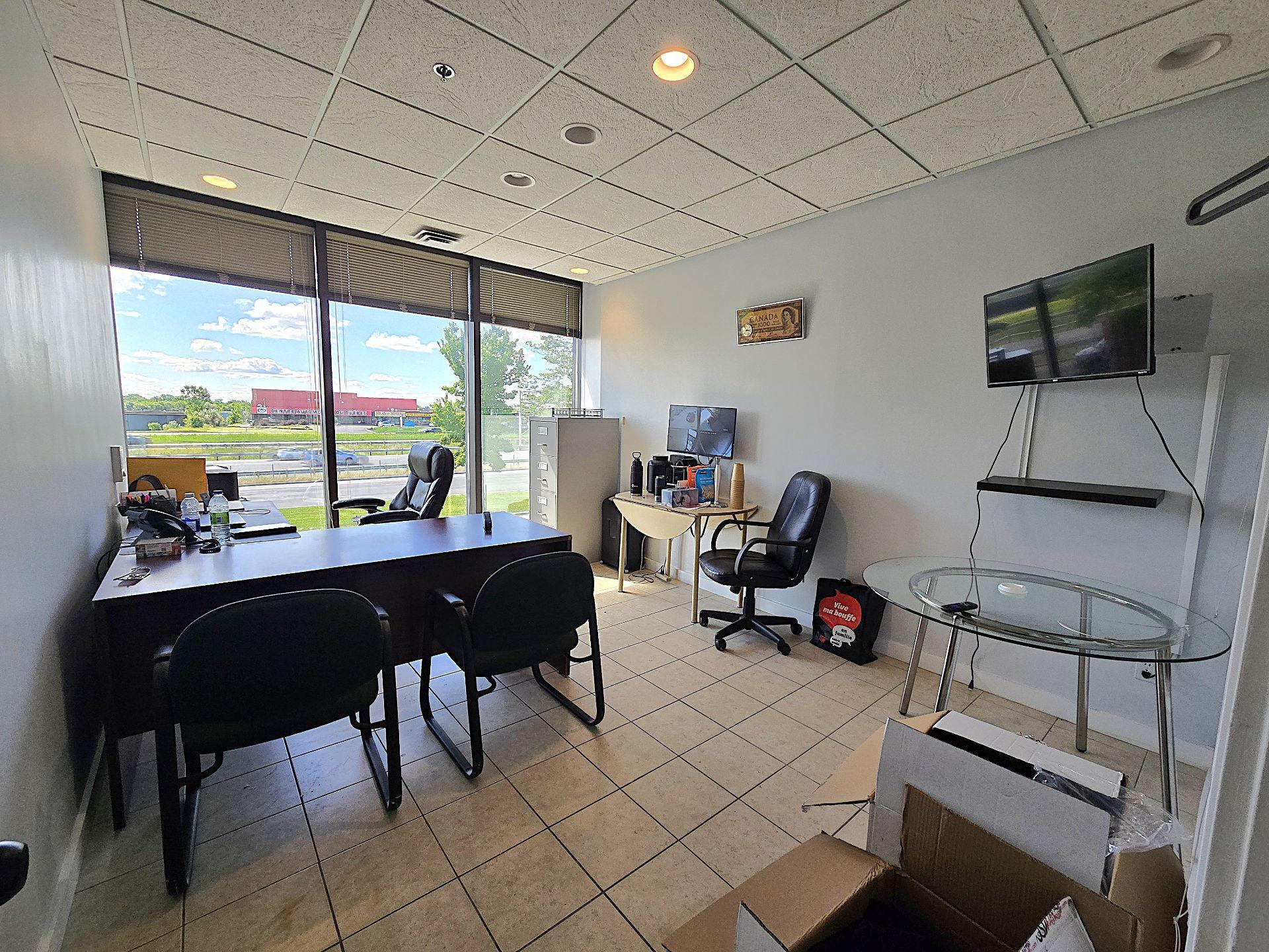 









1641


Desserte Nord Laval (A-440) O.

, B,
Laval (Chomedey),




QC
H7L3W3

