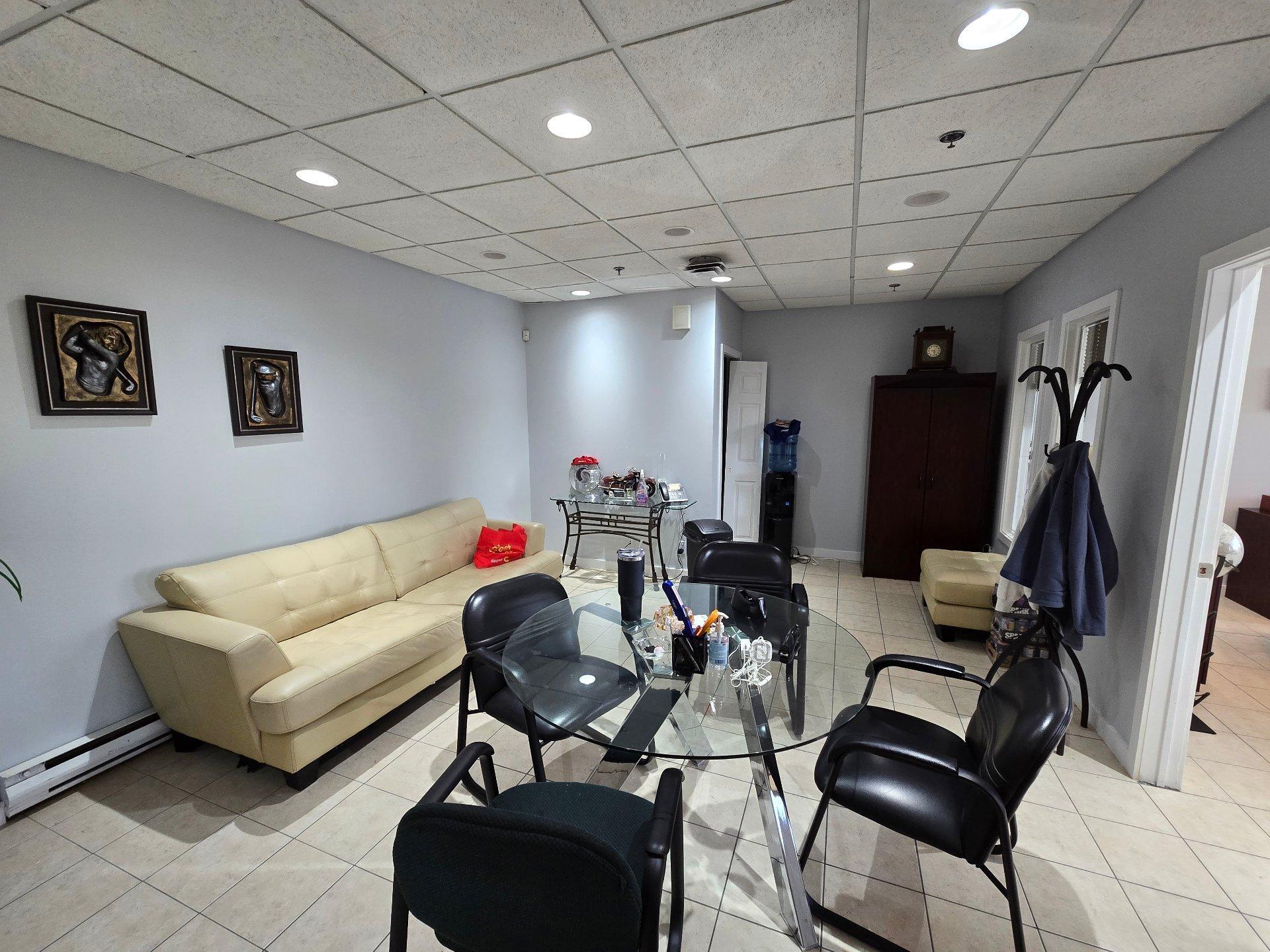 









1641


Desserte Nord Laval (A-440) O.

, B,
Laval (Chomedey),




QC
H7L3W3

