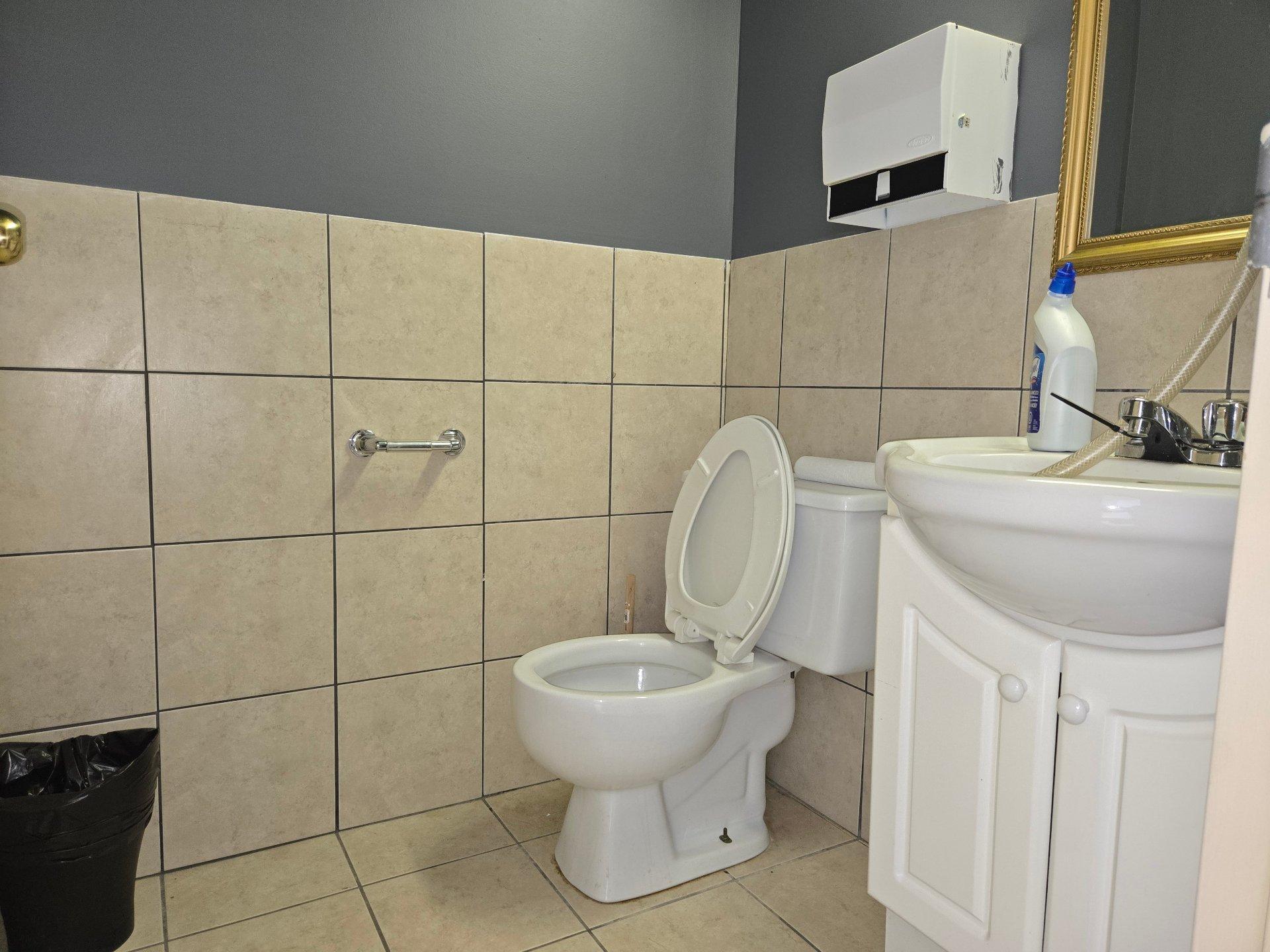 









1641


Desserte Nord Laval (A-440) O.

, B,
Laval (Chomedey),




QC
H7L3W3

