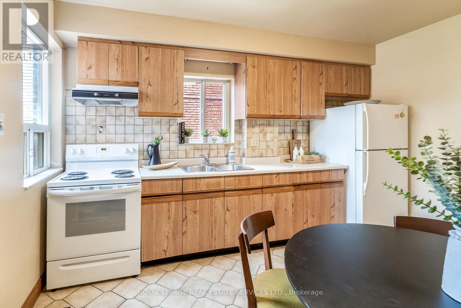 












53 EXETER STREET

,
Toronto,




Ontario
M6N1G3

