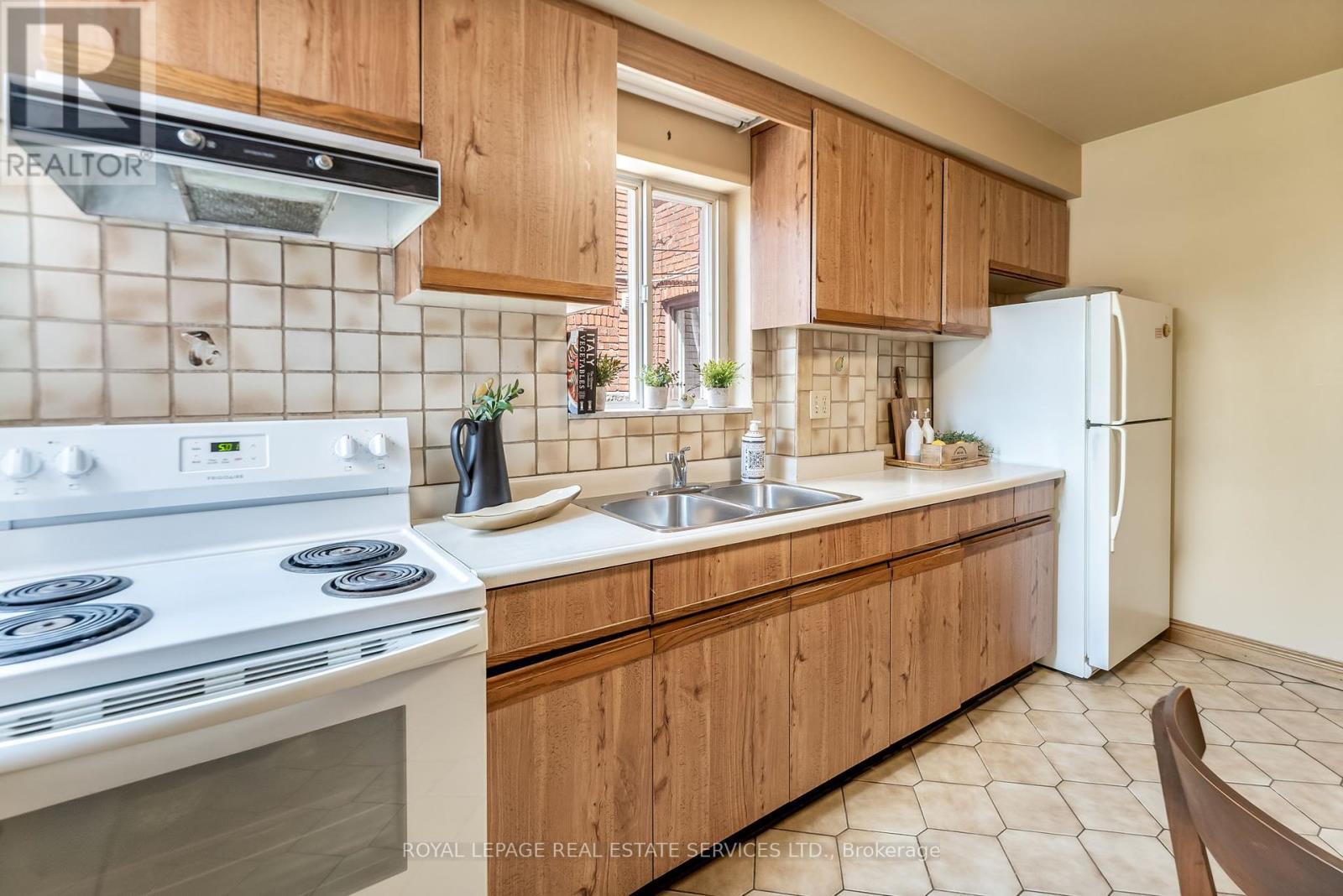 












53 EXETER STREET

,
Toronto,




Ontario
M6N1G3

