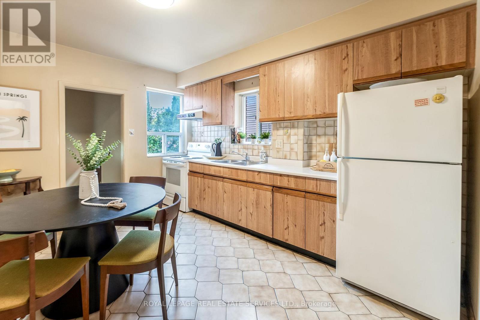 












53 EXETER STREET

,
Toronto,




Ontario
M6N1G3

