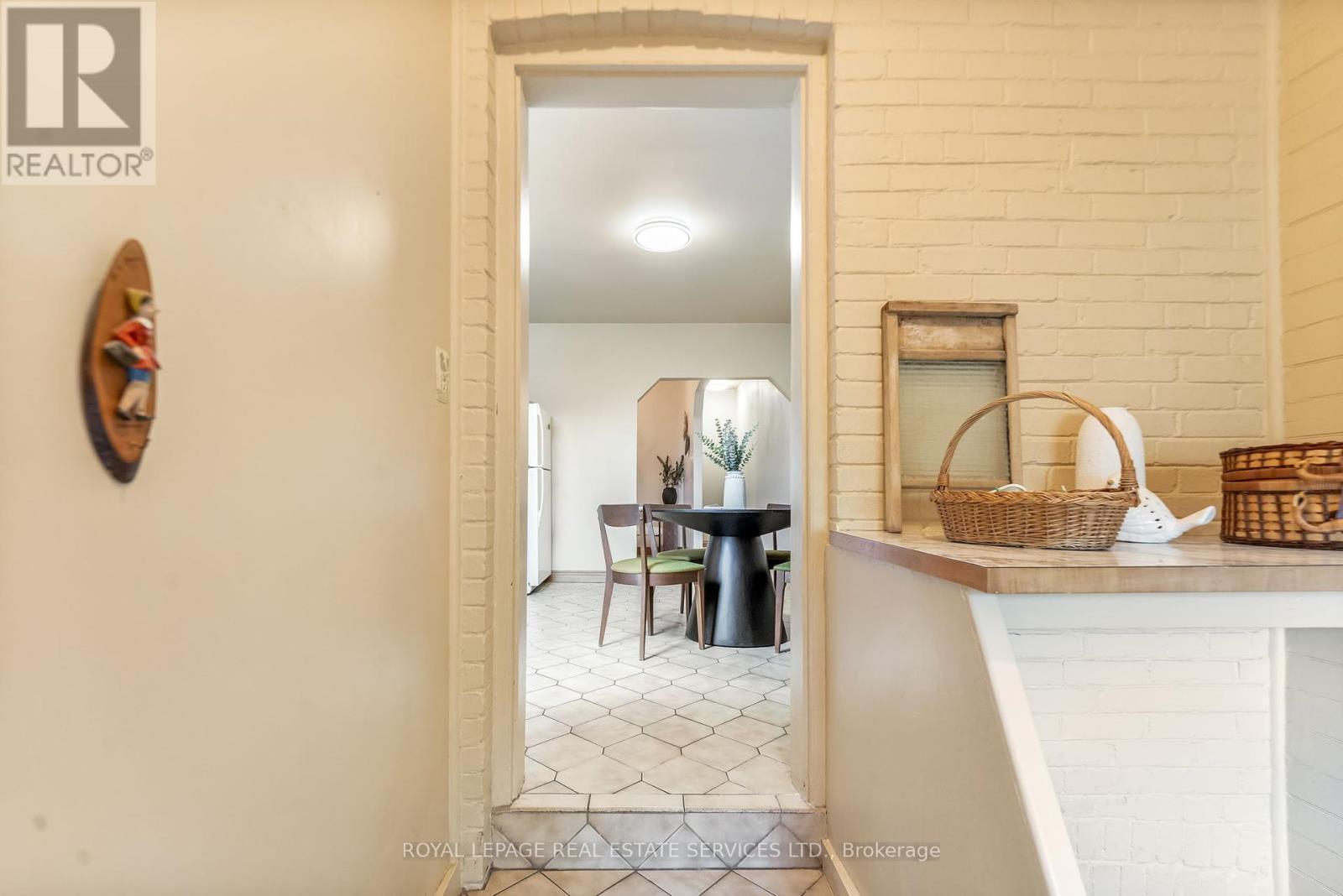 












53 EXETER STREET

,
Toronto,




Ontario
M6N1G3

