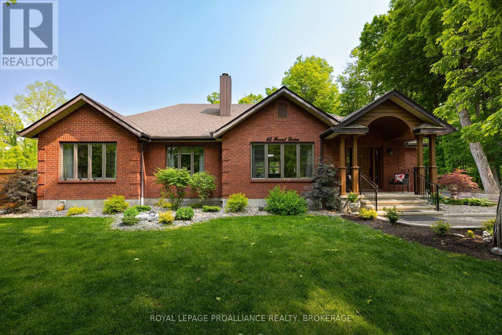 












15 FOREST DRIVE

,
Kingston (Kingston East (Incl CFB Kingston)),




Ontario
K7L4V1

