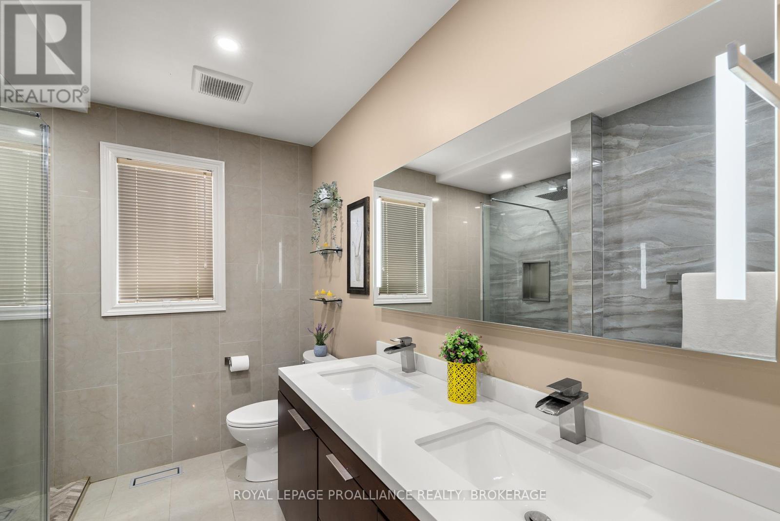 












15 FOREST DRIVE

,
Kingston (Kingston East (Incl CFB Kingston)),




Ontario
K7L4V1

