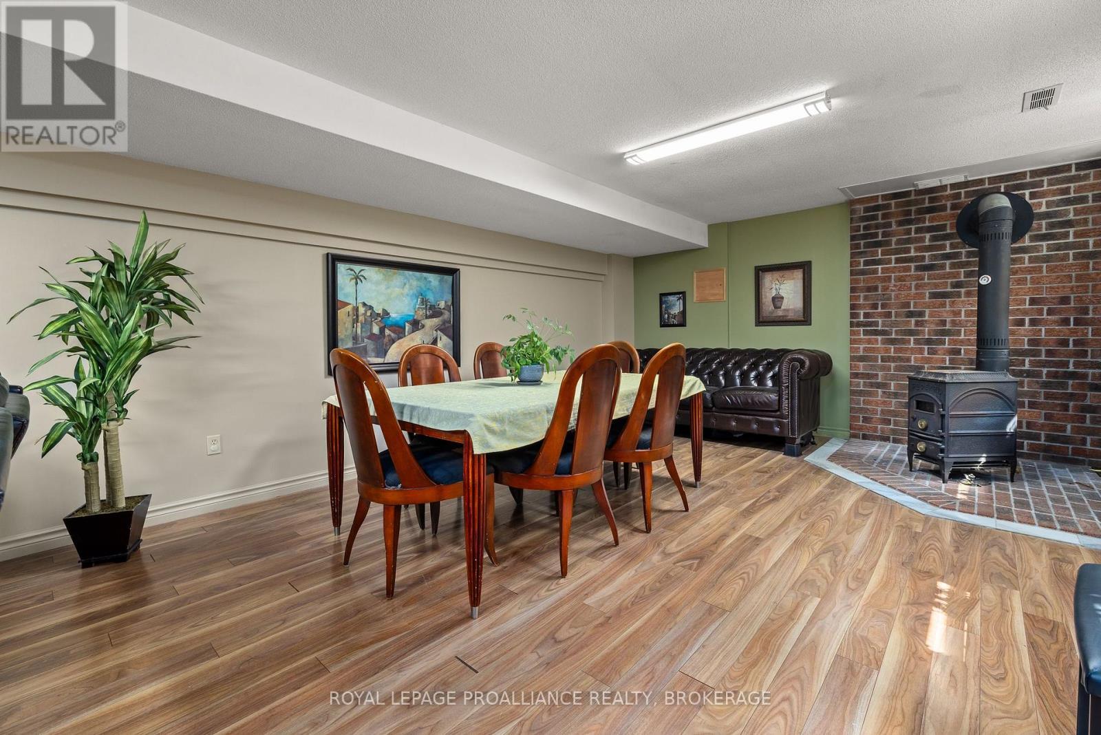 












15 FOREST DRIVE

,
Kingston (Kingston East (Incl CFB Kingston)),




Ontario
K7L4V1

