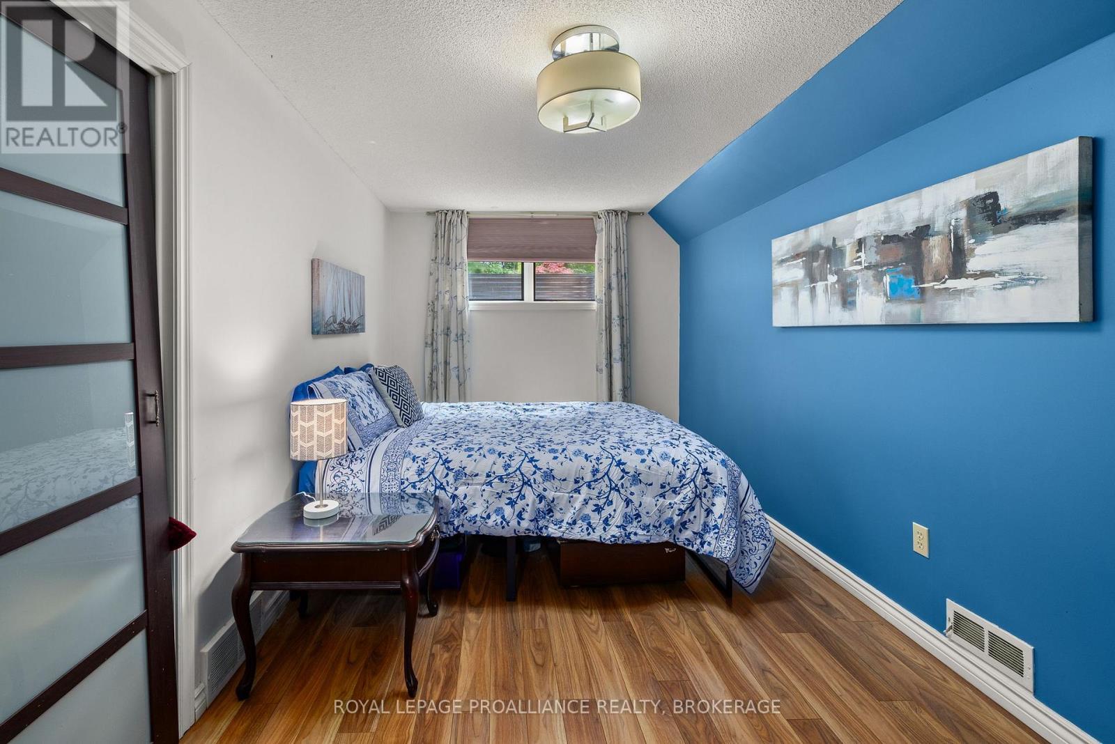 












15 FOREST DRIVE

,
Kingston (Kingston East (Incl CFB Kingston)),




Ontario
K7L4V1


