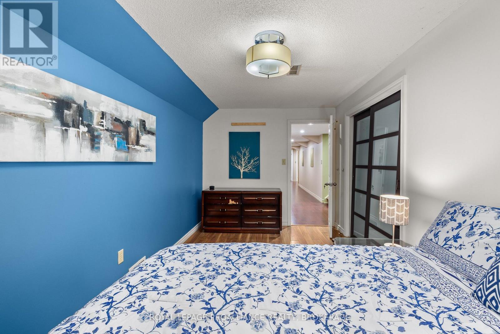 












15 FOREST DRIVE

,
Kingston (Kingston East (Incl CFB Kingston)),




Ontario
K7L4V1

