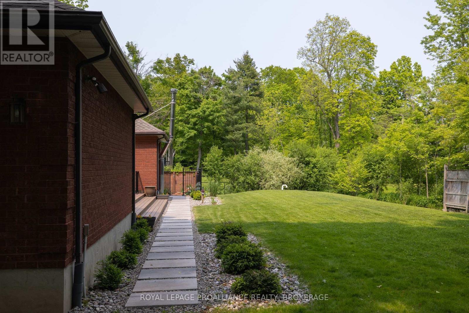 












15 FOREST DRIVE

,
Kingston (Kingston East (Incl CFB Kingston)),




Ontario
K7L4V1

