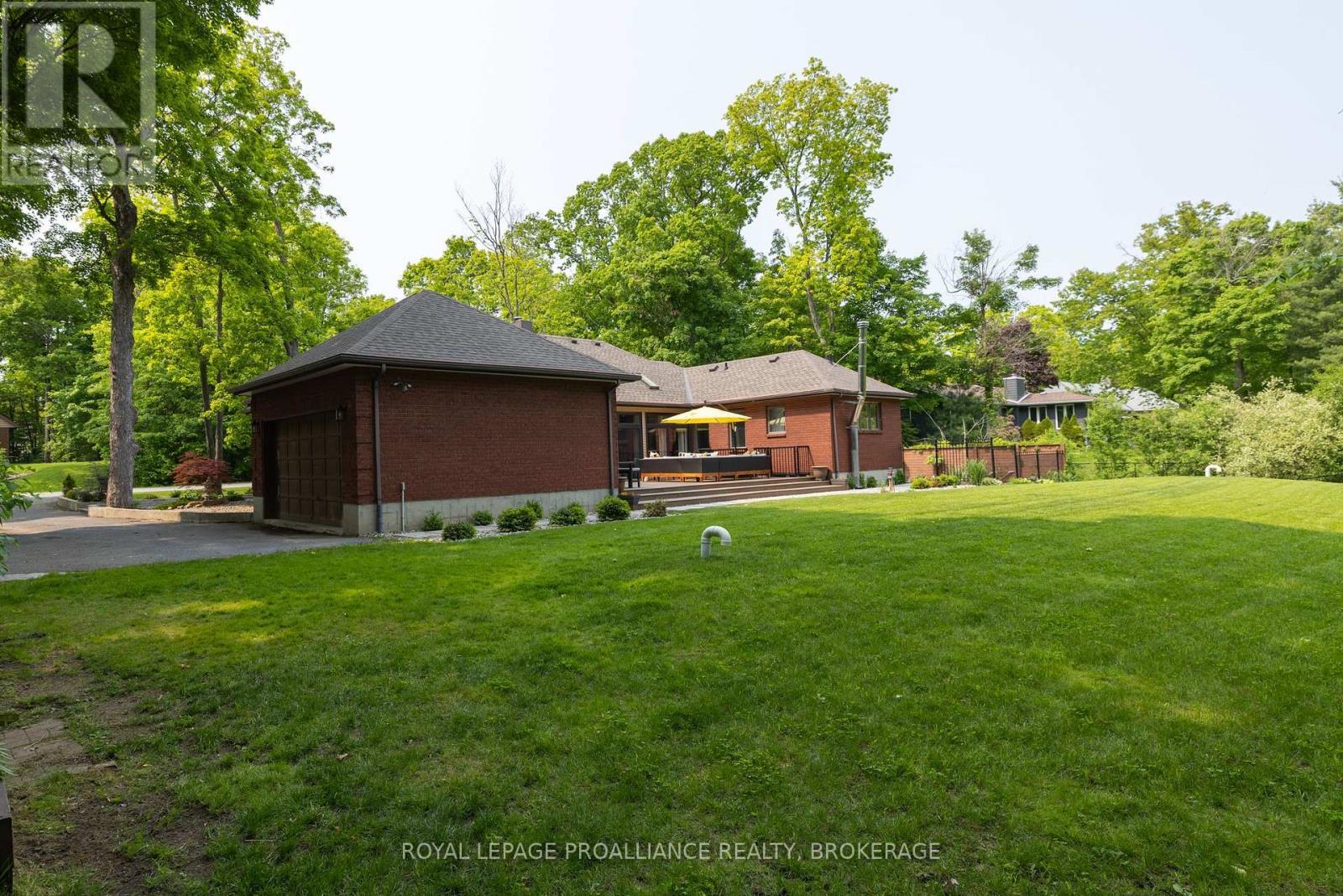 












15 FOREST DRIVE

,
Kingston (Kingston East (Incl CFB Kingston)),




Ontario
K7L4V1

