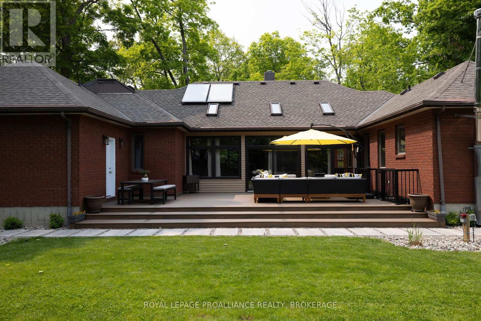 












15 FOREST DRIVE

,
Kingston (Kingston East (Incl CFB Kingston)),




Ontario
K7L4V1

