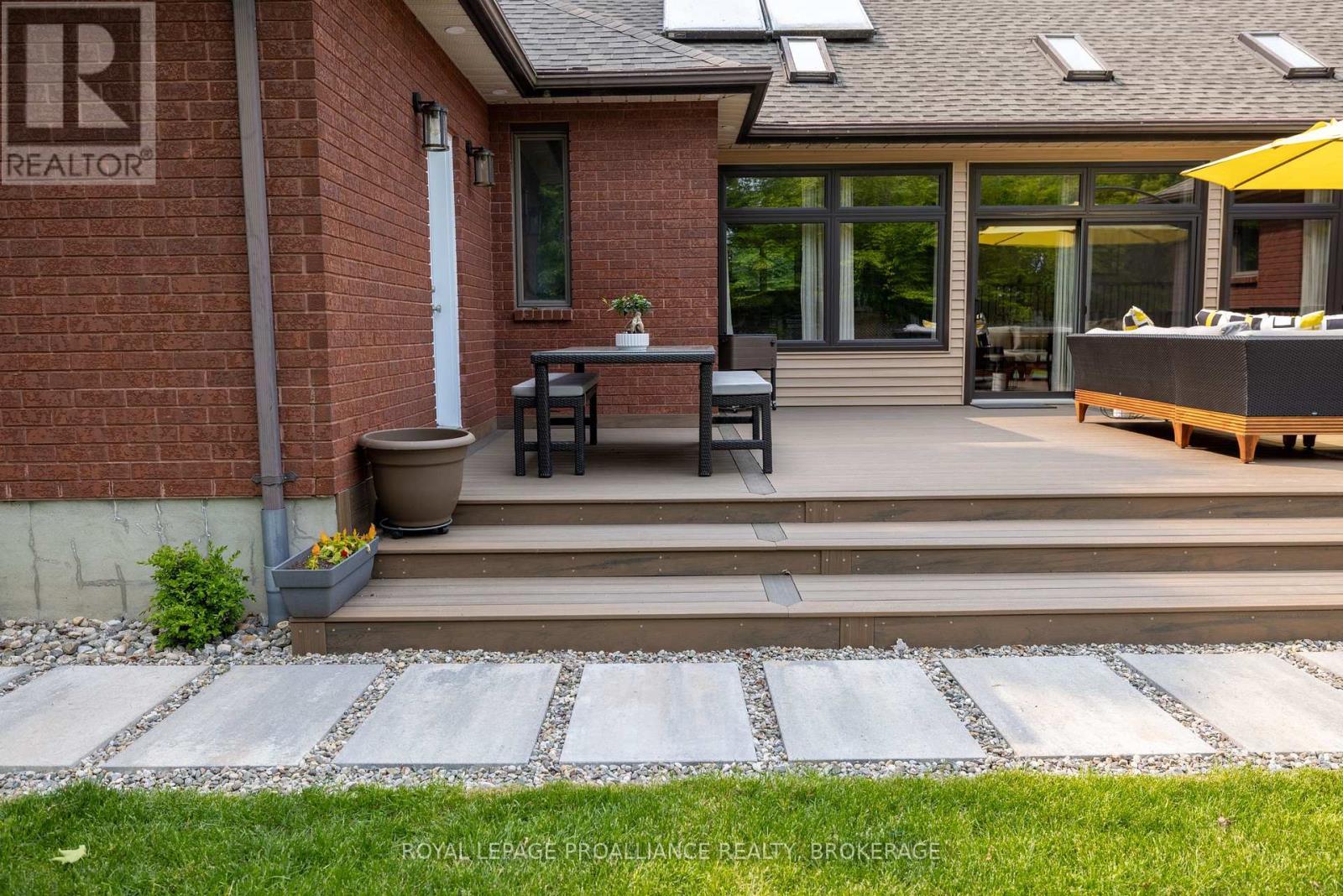












15 FOREST DRIVE

,
Kingston (Kingston East (Incl CFB Kingston)),




Ontario
K7L4V1


