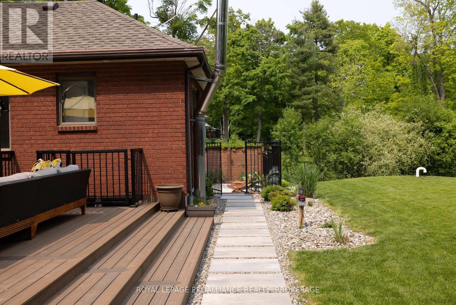












15 FOREST DRIVE

,
Kingston (Kingston East (Incl CFB Kingston)),




Ontario
K7L4V1

