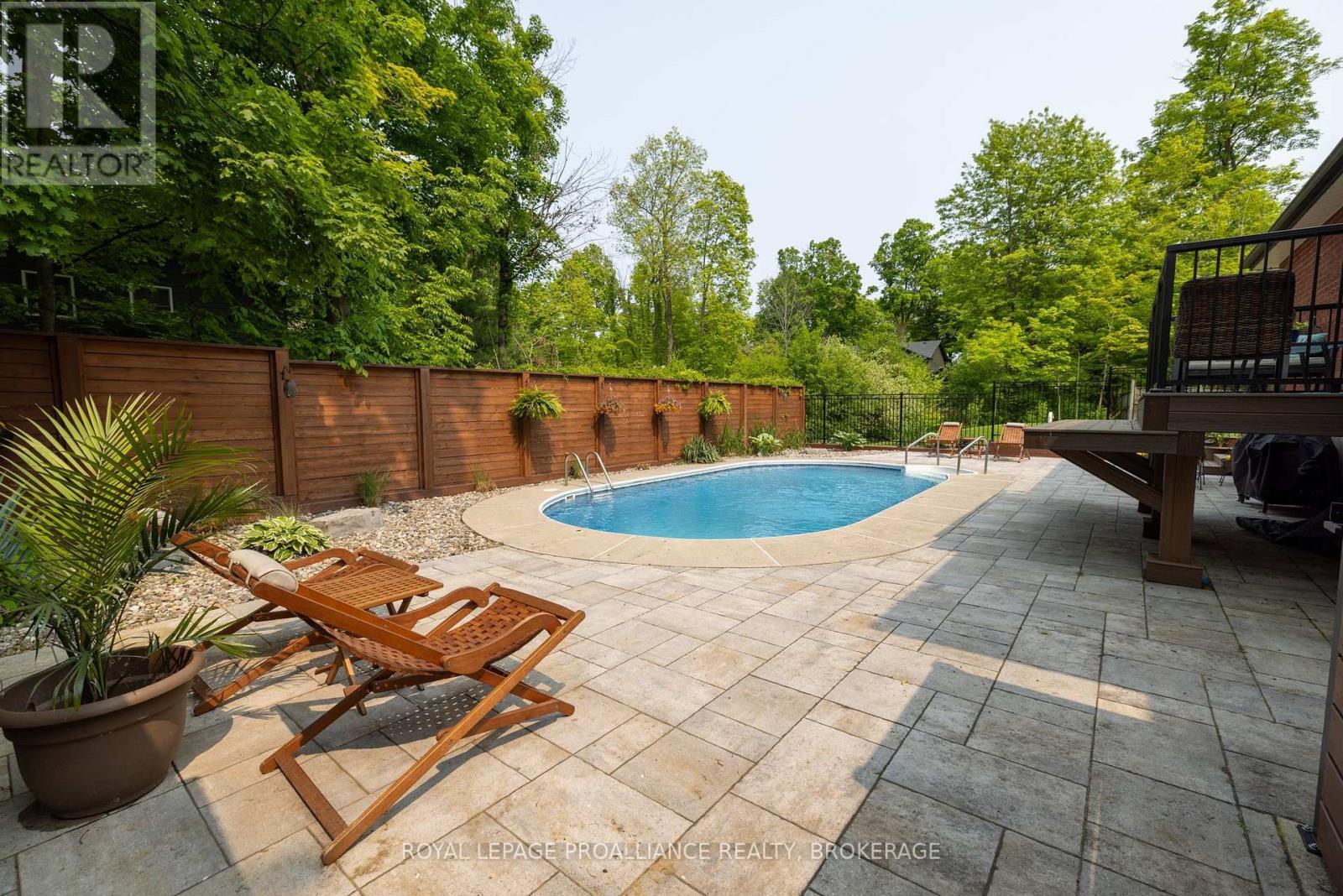 












15 FOREST DRIVE

,
Kingston (Kingston East (Incl CFB Kingston)),




Ontario
K7L4V1

