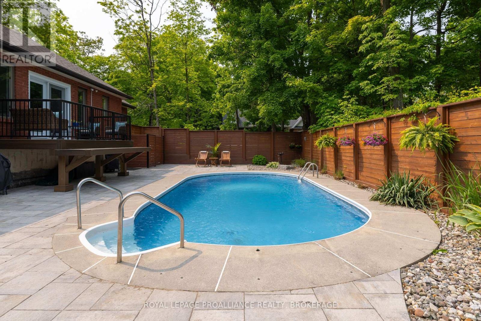 












15 FOREST DRIVE

,
Kingston (Kingston East (Incl CFB Kingston)),




Ontario
K7L4V1

