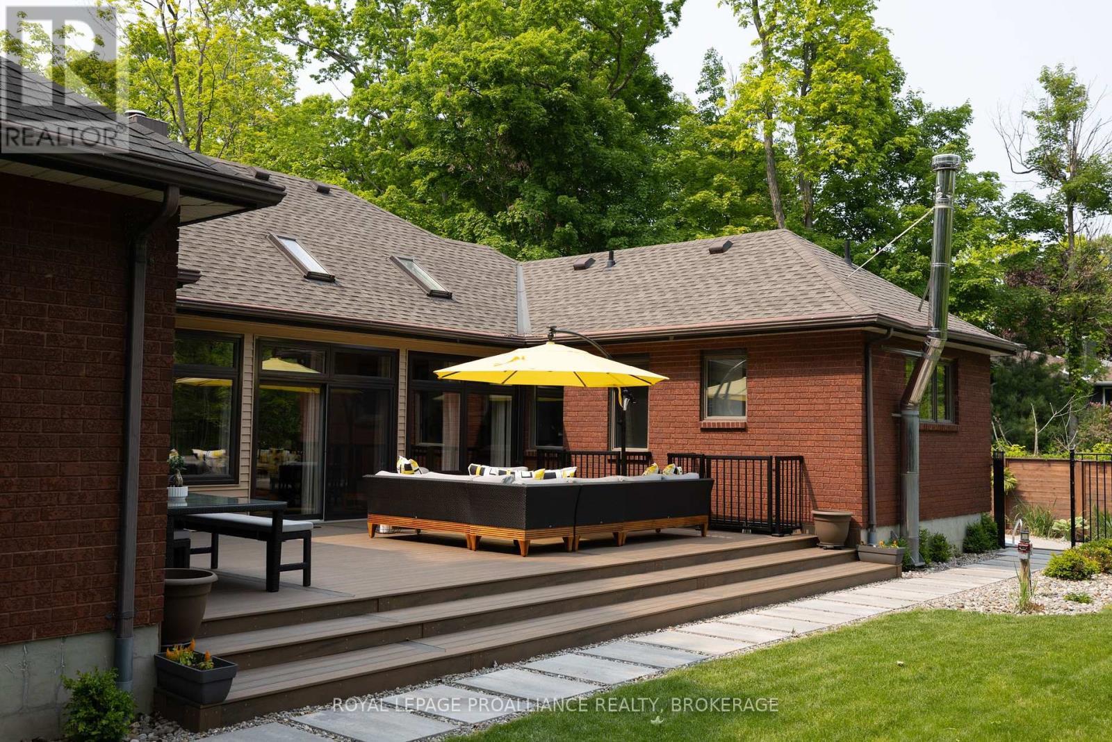 












15 FOREST DRIVE

,
Kingston (Kingston East (Incl CFB Kingston)),




Ontario
K7L4V1


