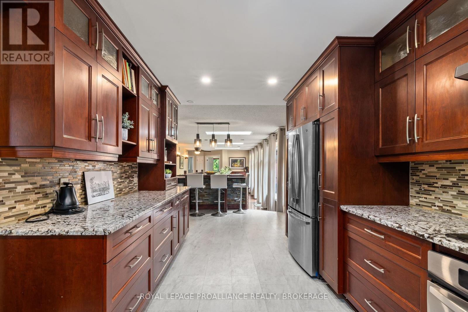 












15 FOREST DRIVE

,
Kingston (Kingston East (Incl CFB Kingston)),




Ontario
K7L4V1

