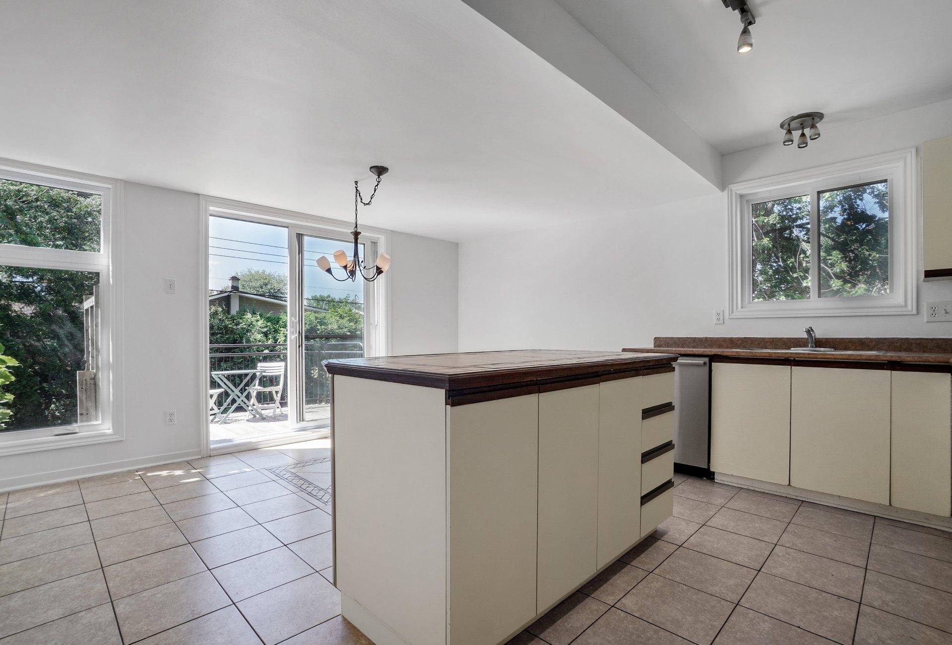 









212


Rue d'Orléans

,
Saint-Lambert,




QC
J4S1Y2

